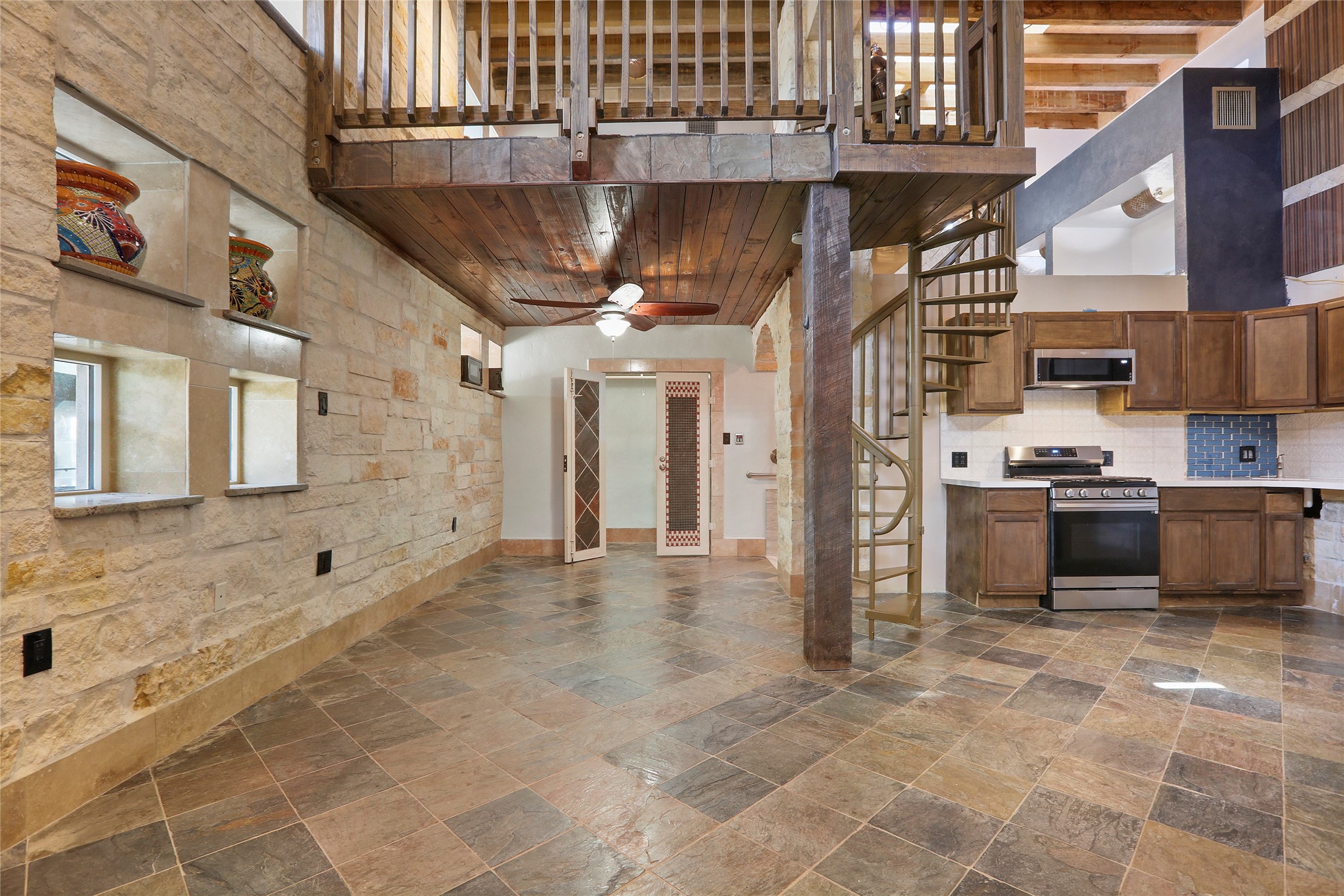 614 Pine Gully Road Loft Property Photo 6
