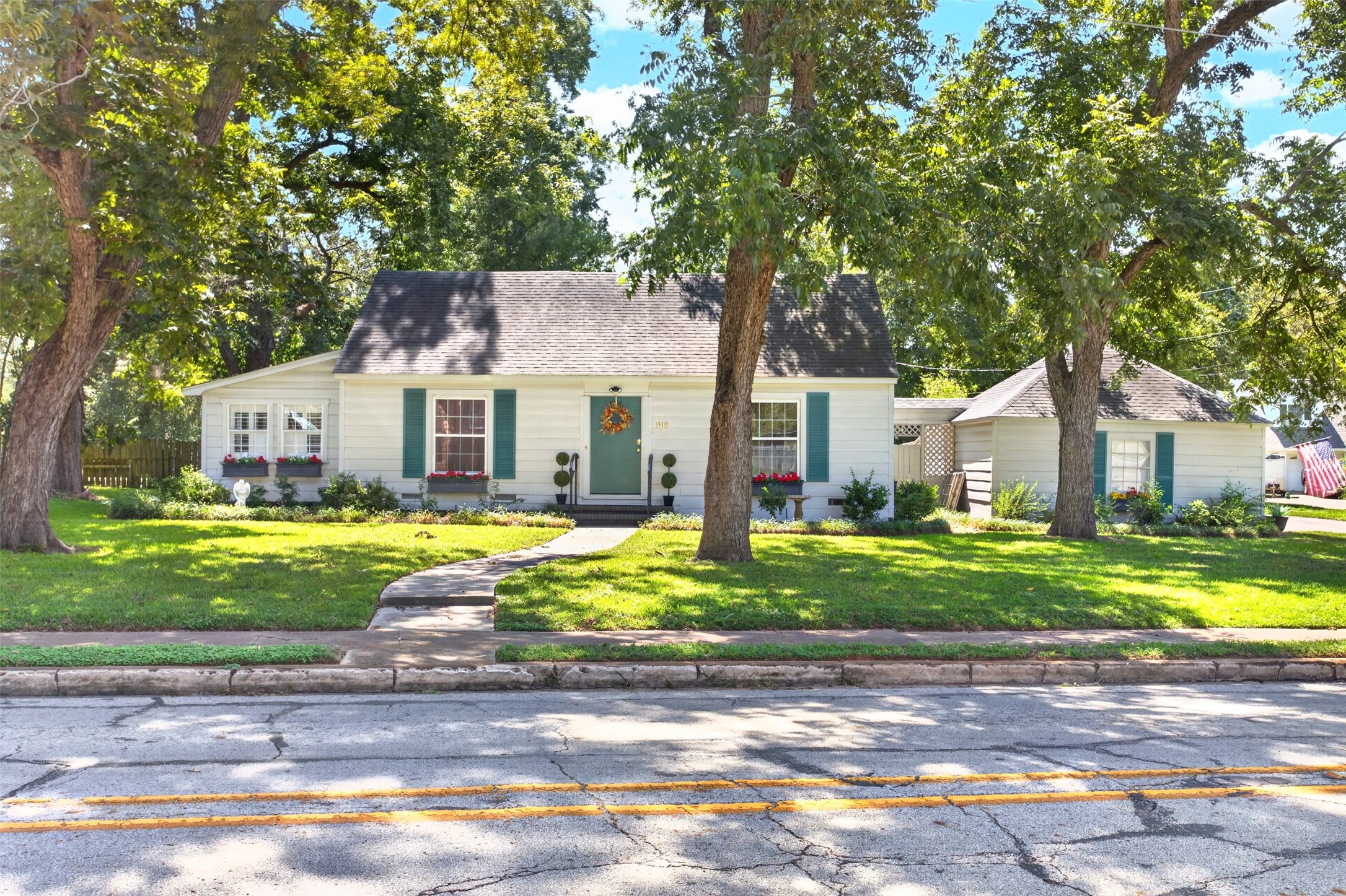 919 E Houston Avenue Property Photo 1