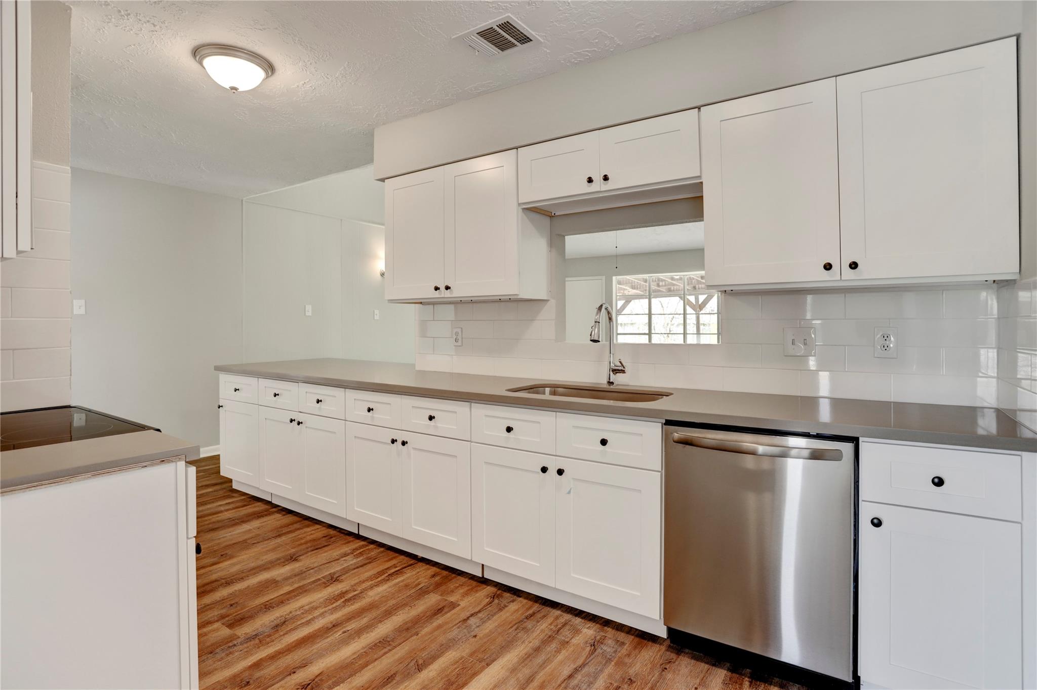 6919 Silver Star Drive Property Photo 6