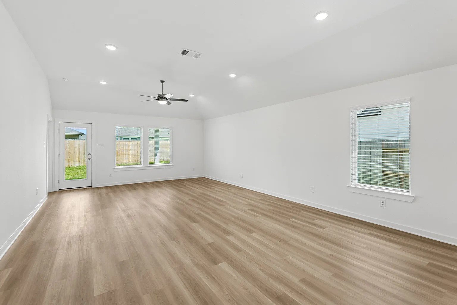 5823 Sunkissed Drive Property Photo 7