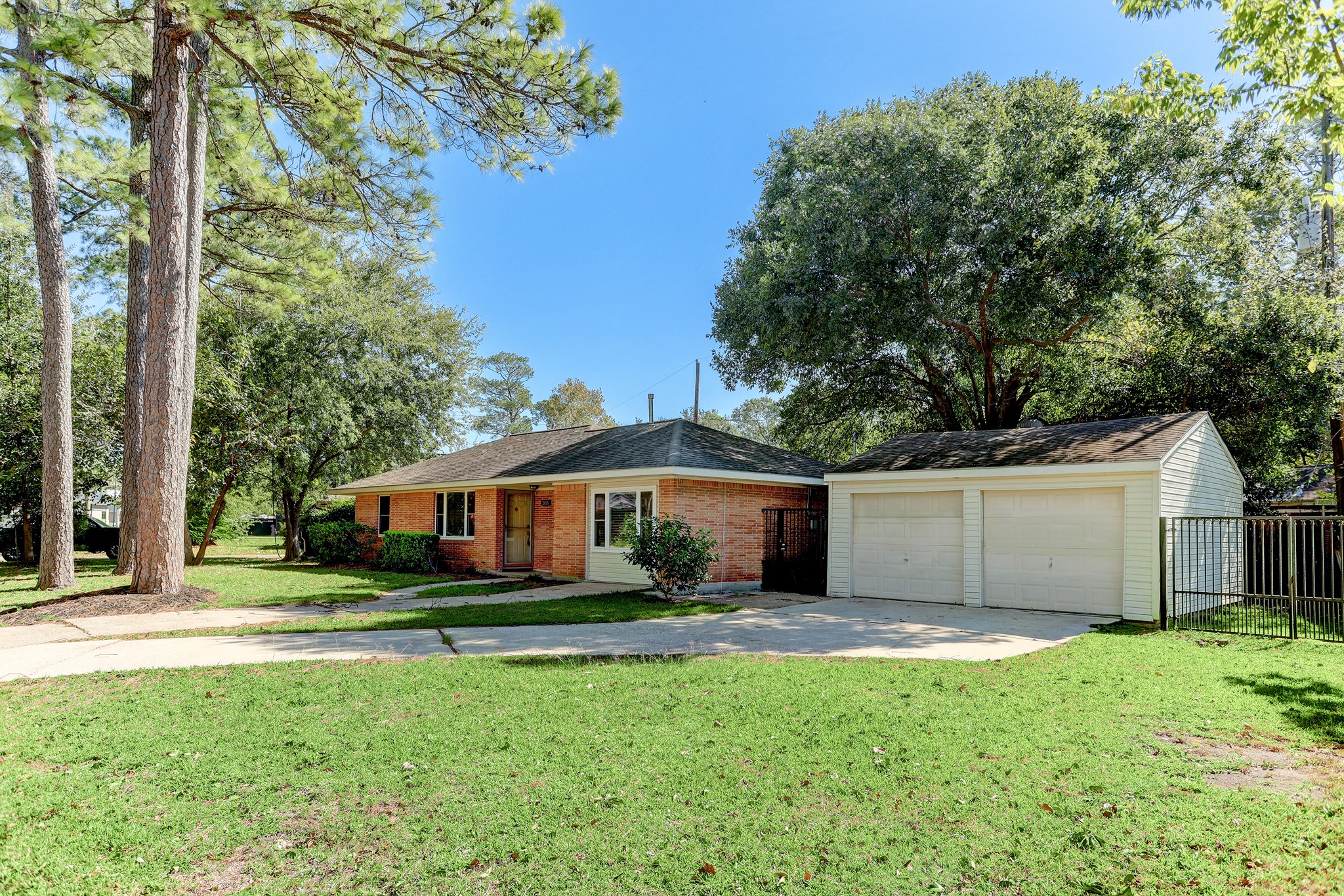 2015 Ebony Lane Property Photo 1