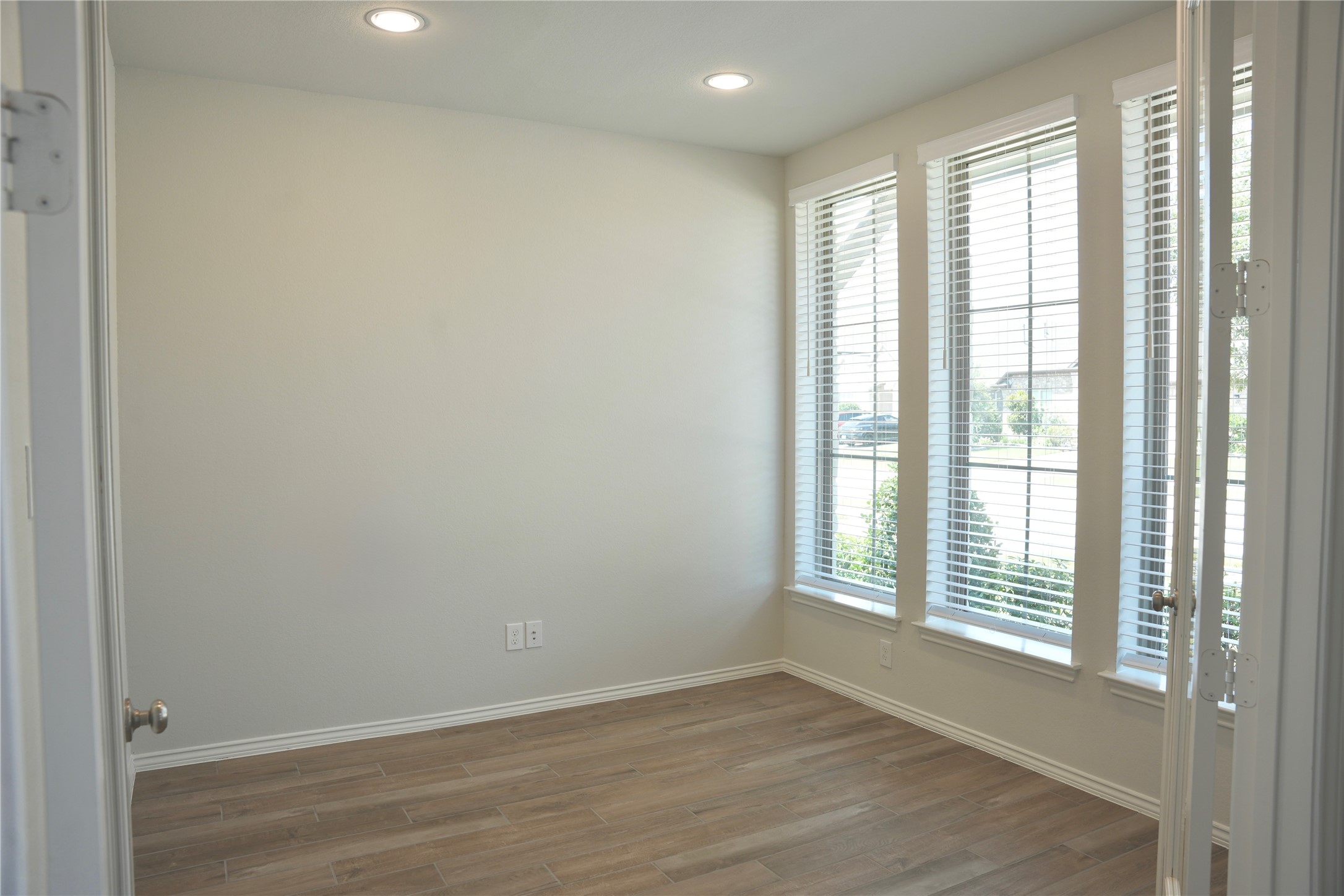 24727 Tanoureen Drive Property Photo 4