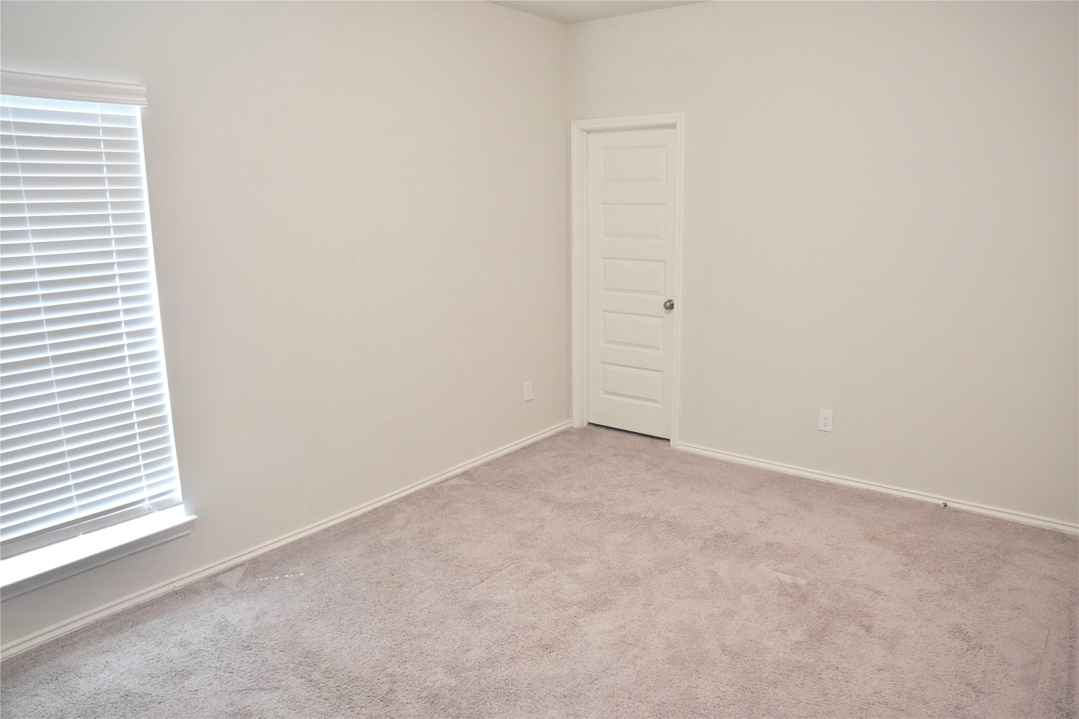 24727 Tanoureen Drive Property Photo 9