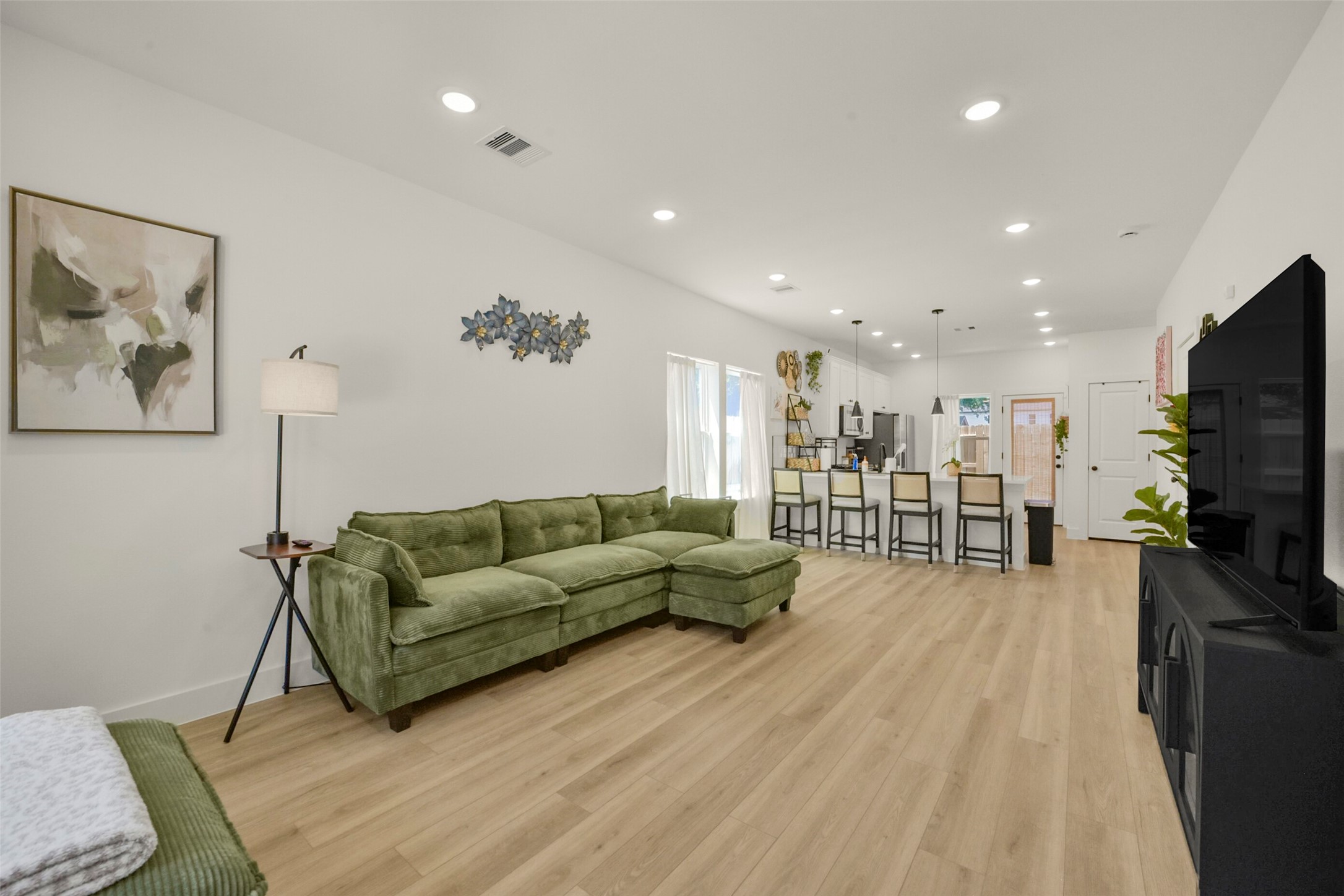 9525 Beckley Street Property Photo 4