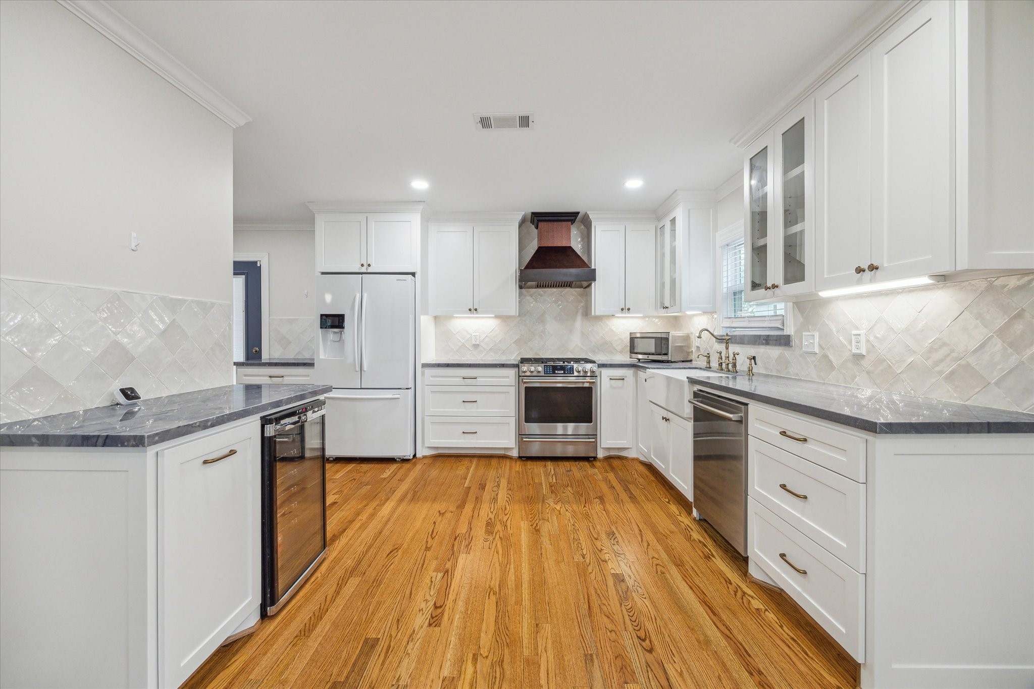 211 W 31st Street Property Photo 4