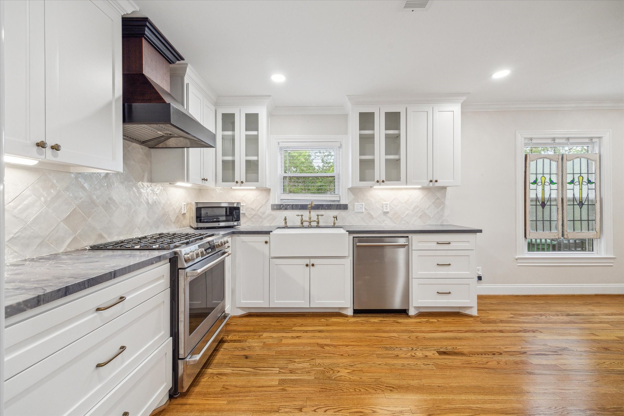 211 W 31st Street Property Photo 5