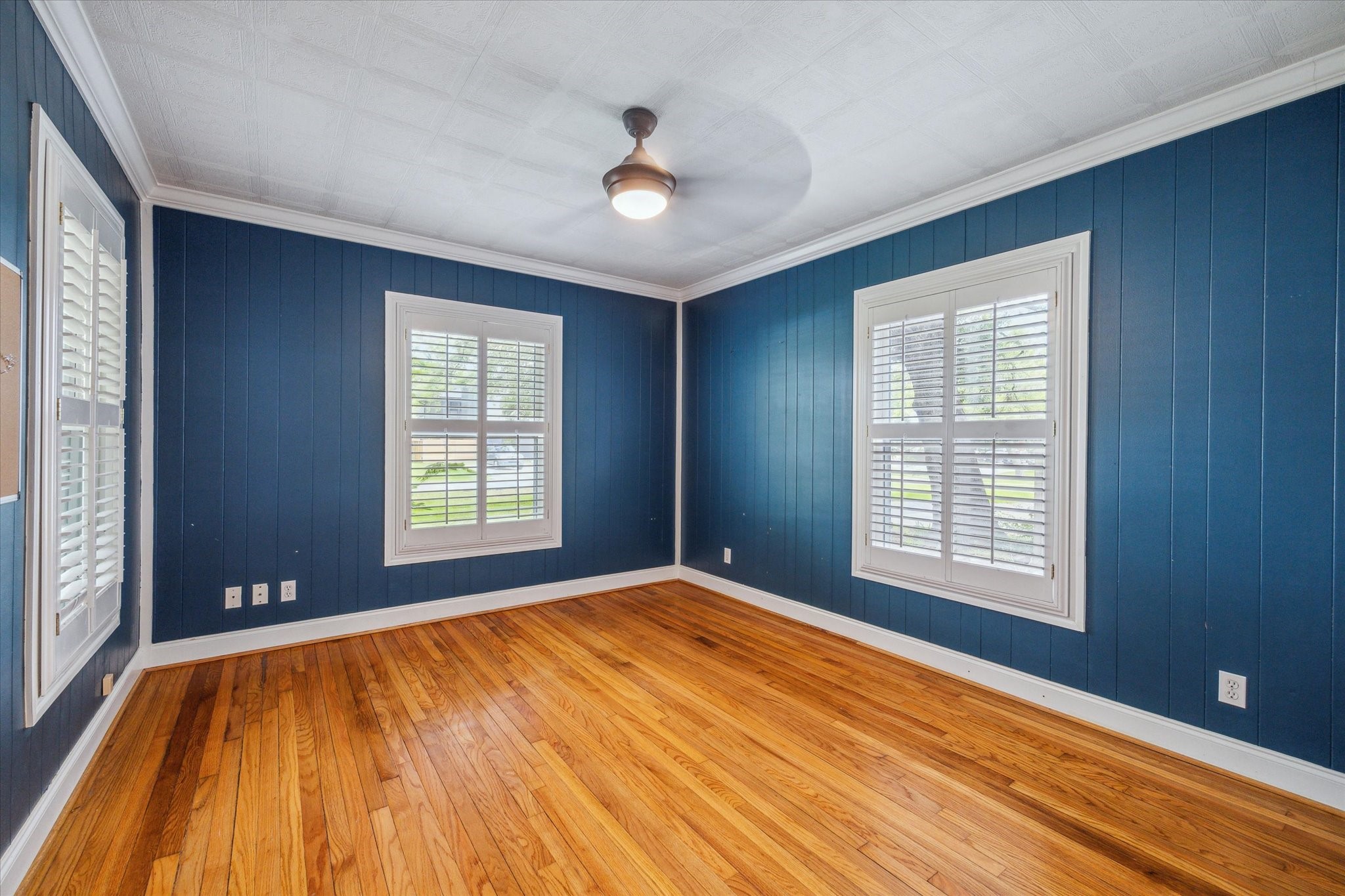 211 W 31st Street Property Photo 6