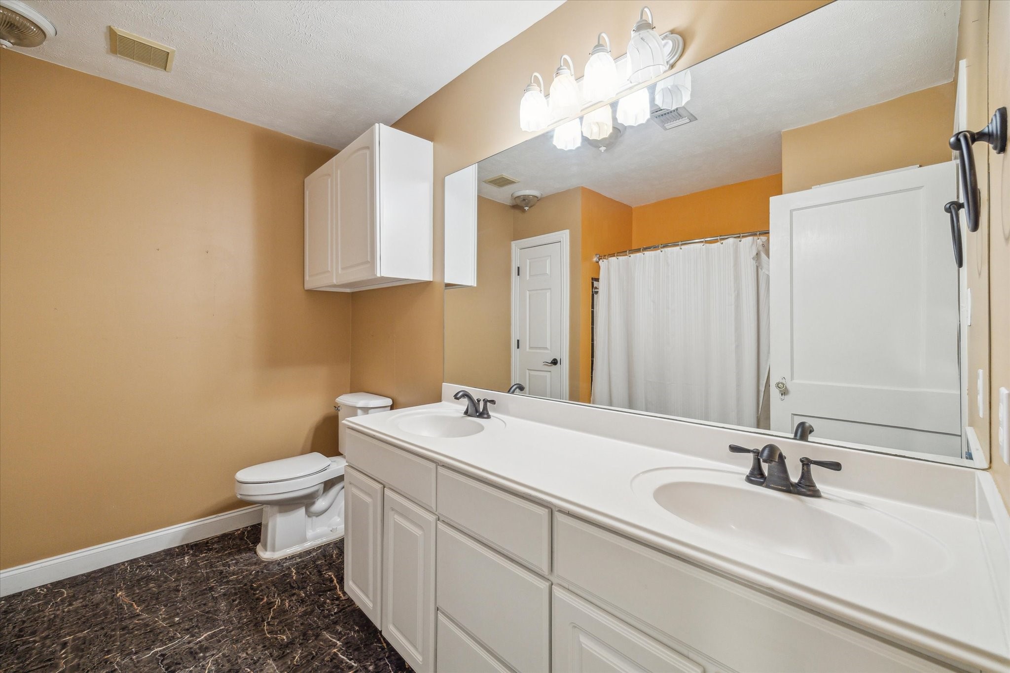 211 W 31st Street Property Photo 7