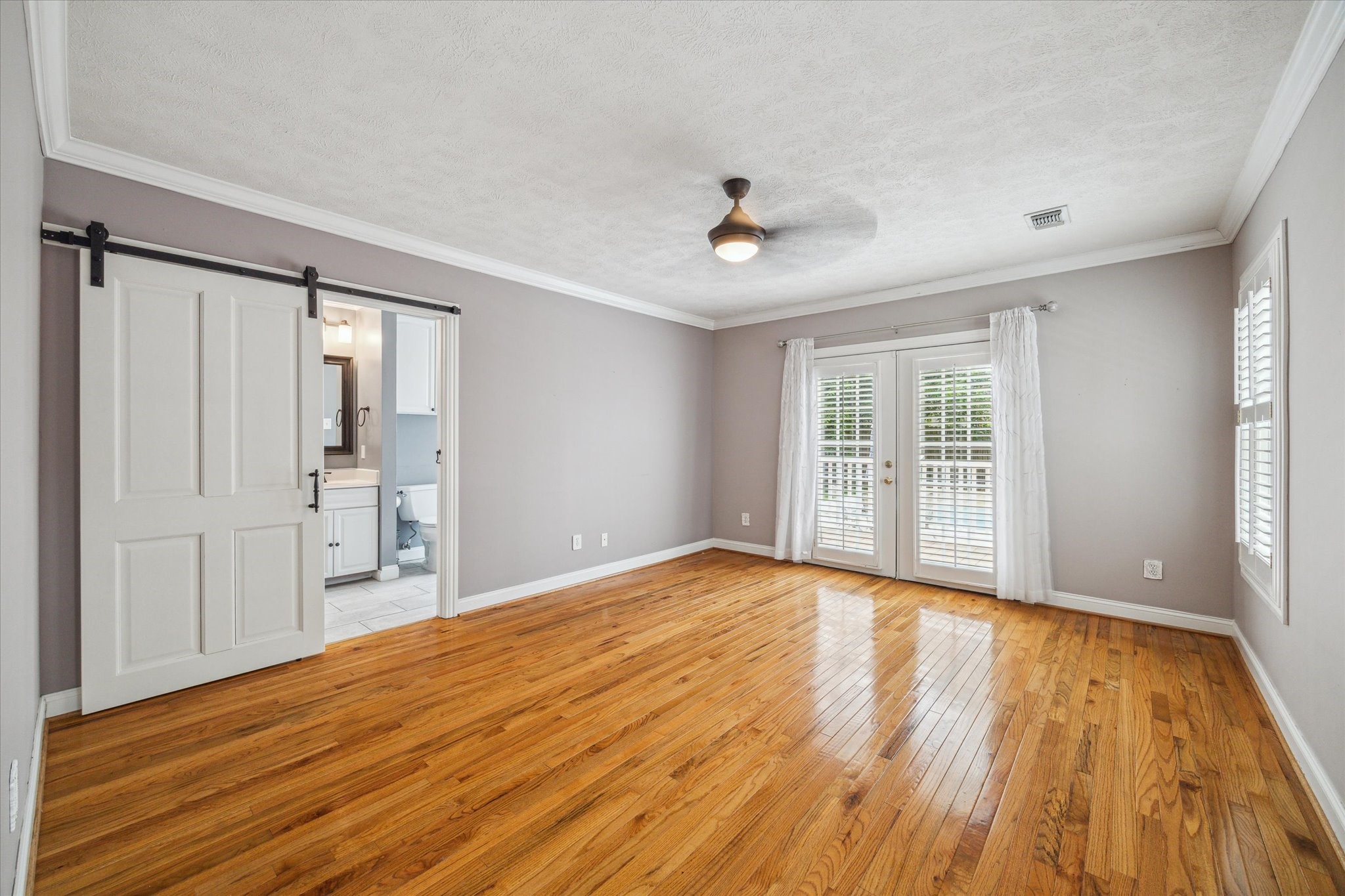 211 W 31st Street Property Photo 8