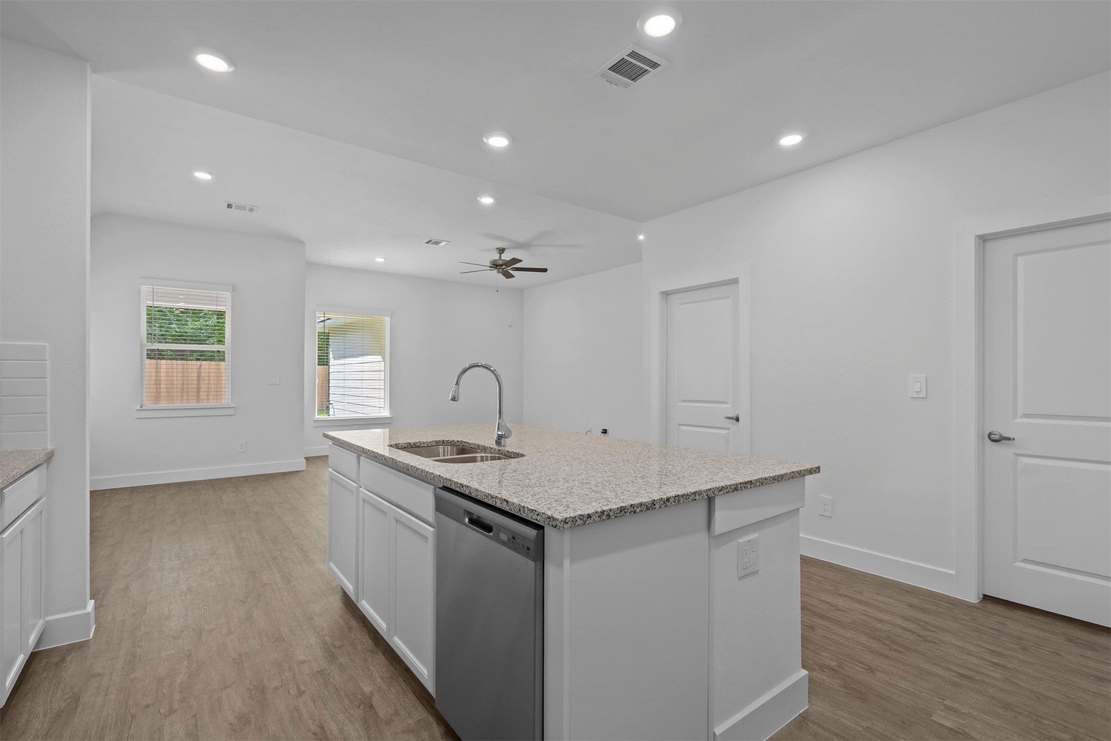 906 Golden Willow Lane Property Photo 10