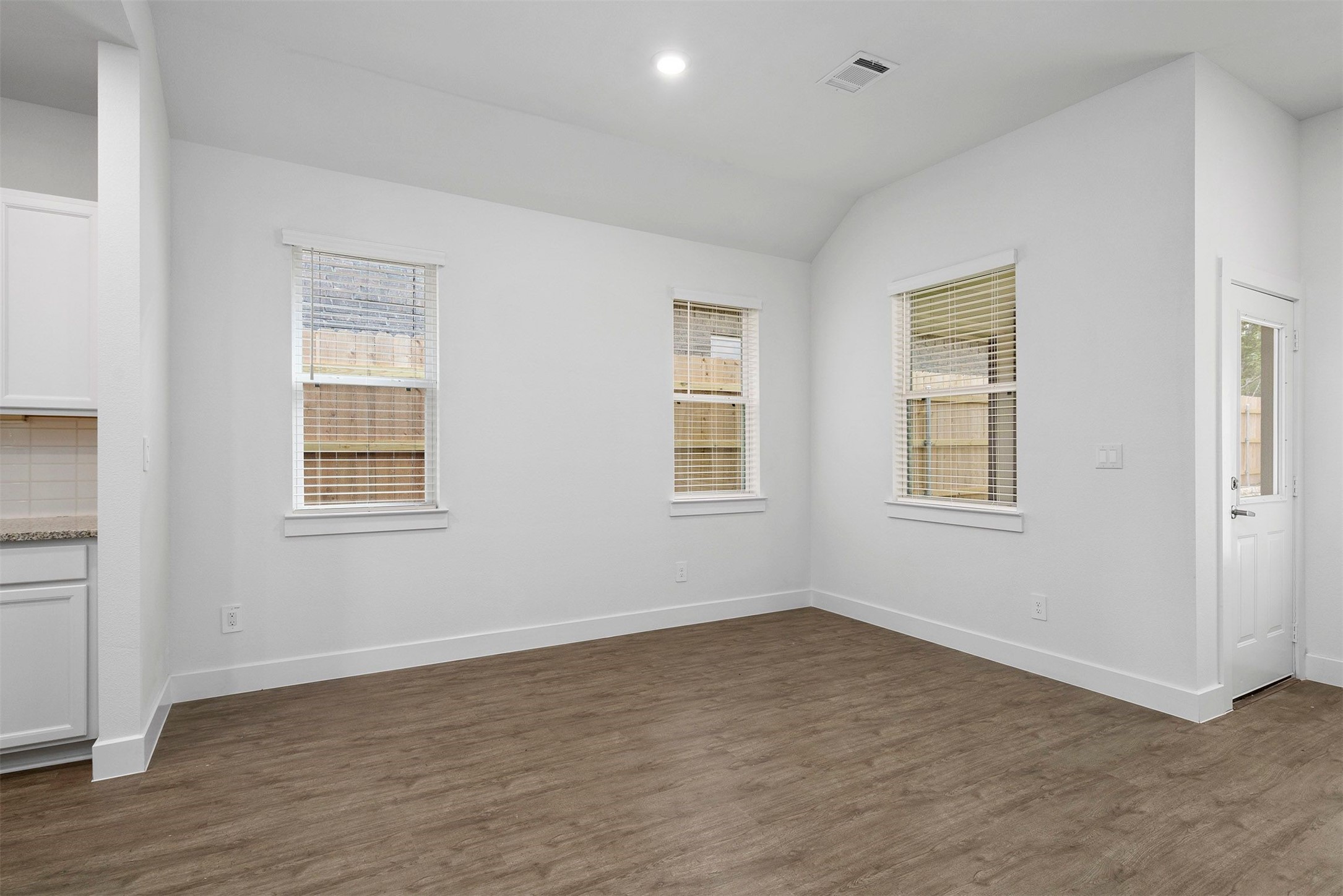 906 Golden Willow Lane Property Photo 11