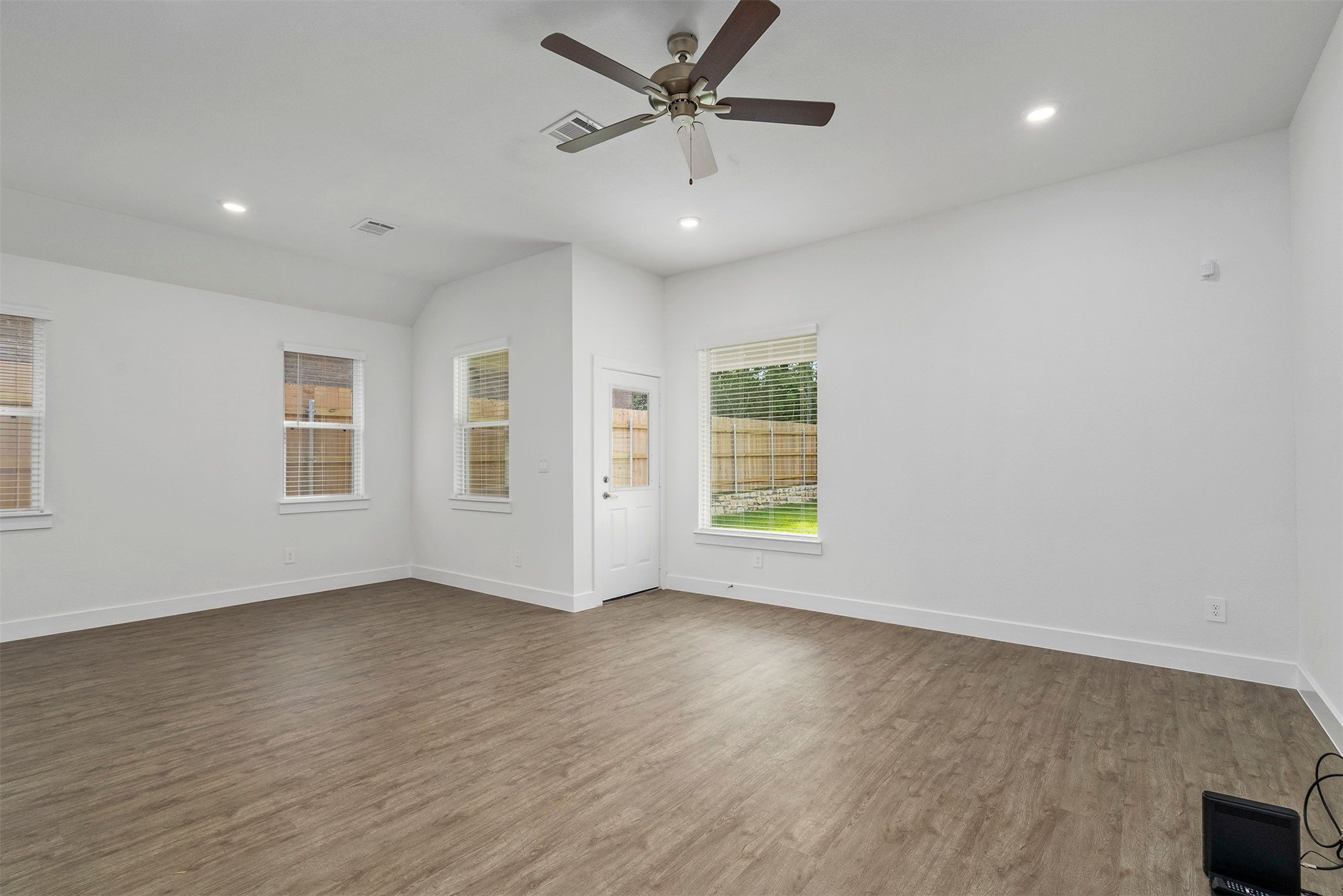906 Golden Willow Lane Property Photo 14