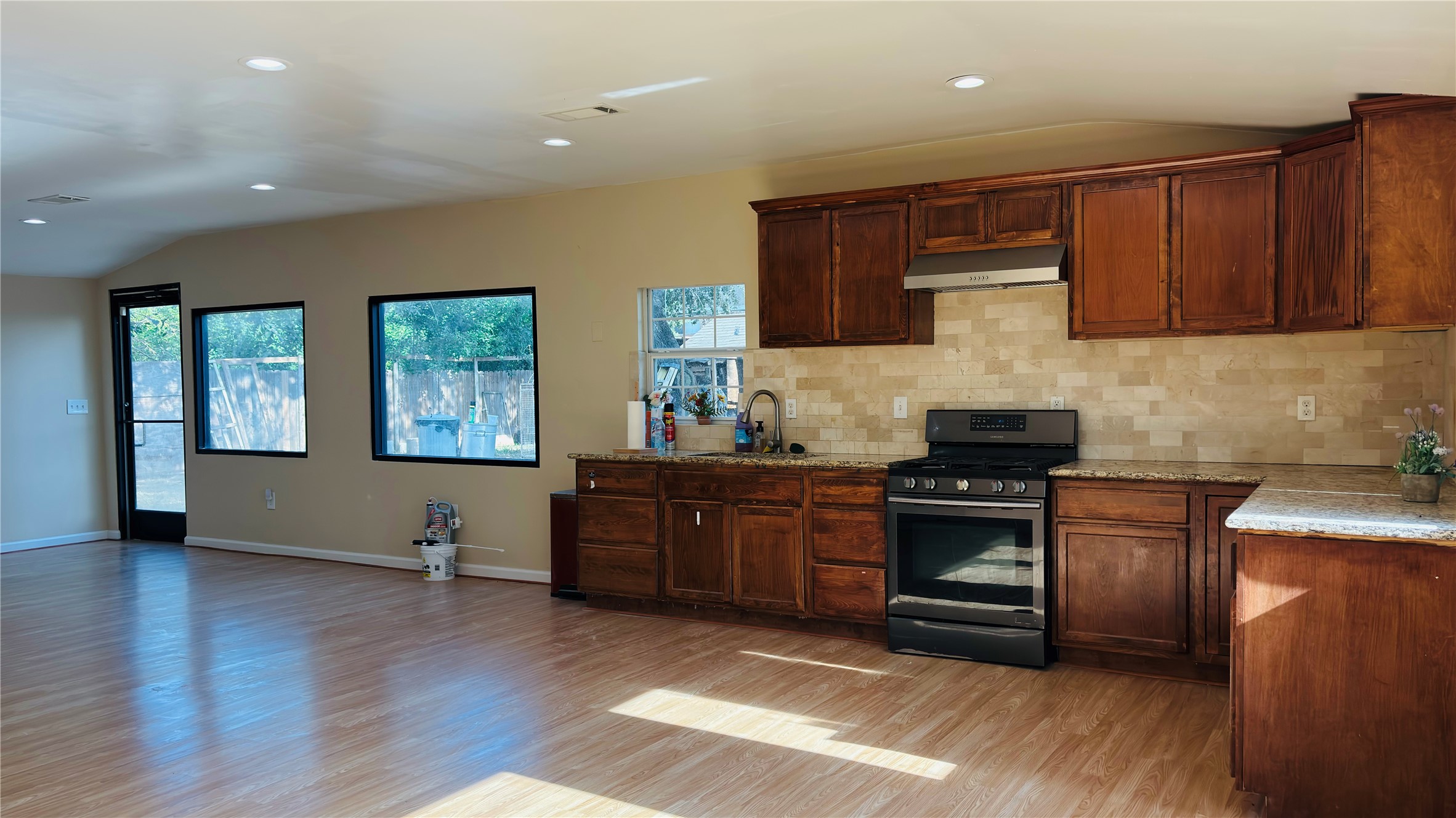 11407 Hazen Street Property Photo 6