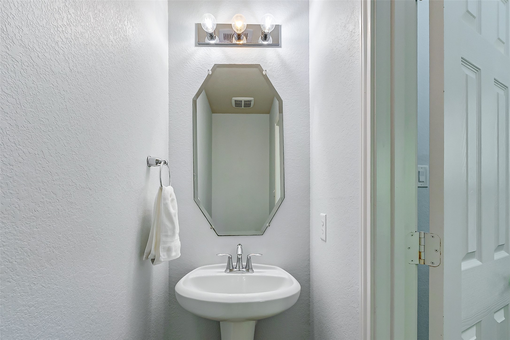 6451 Calgary Woods Lane Property Photo 9
