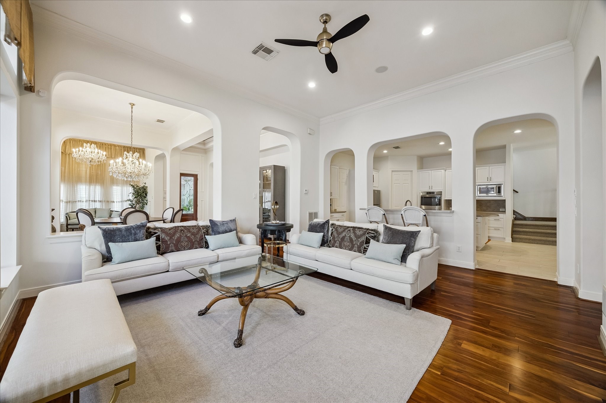 2727 Tudor Manor Property Photo 4