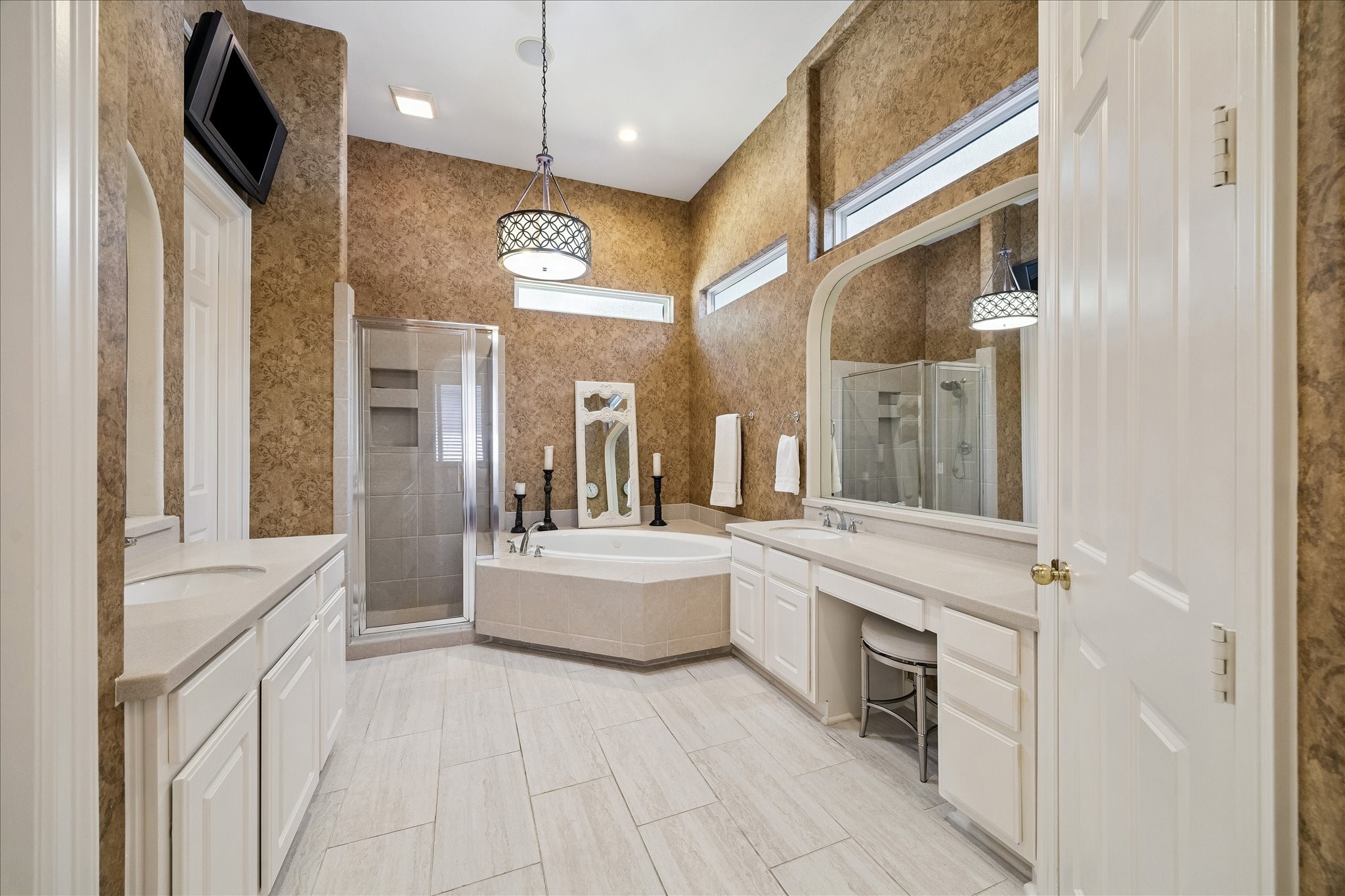 2727 Tudor Manor Property Photo 12