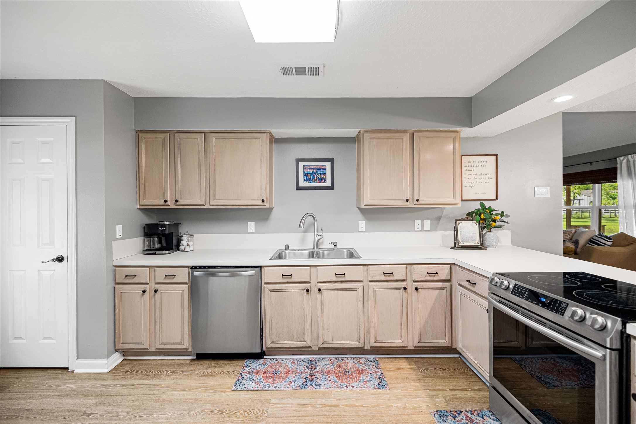 26925 E River Road Property Photo 10