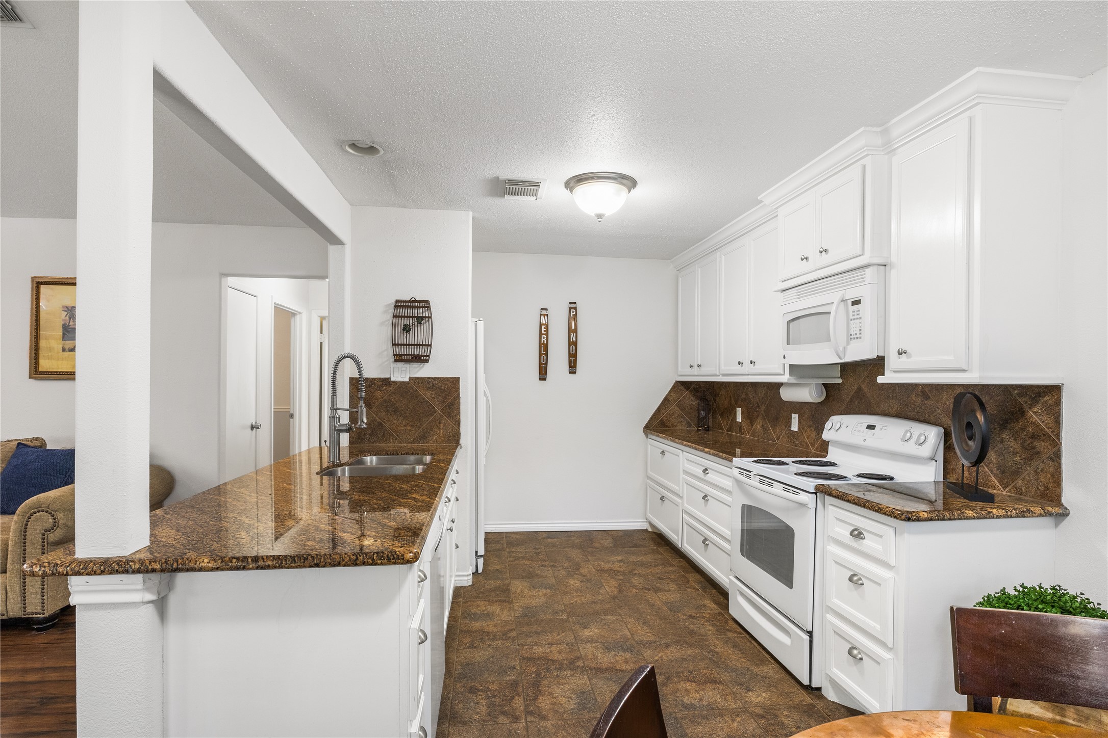 2303 Mimosa Court Property Photo 4