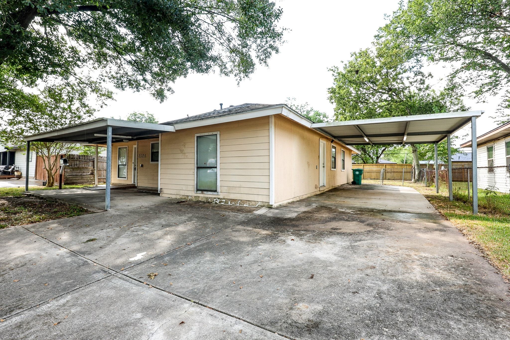 2706 Raymond Street Property Photo 3