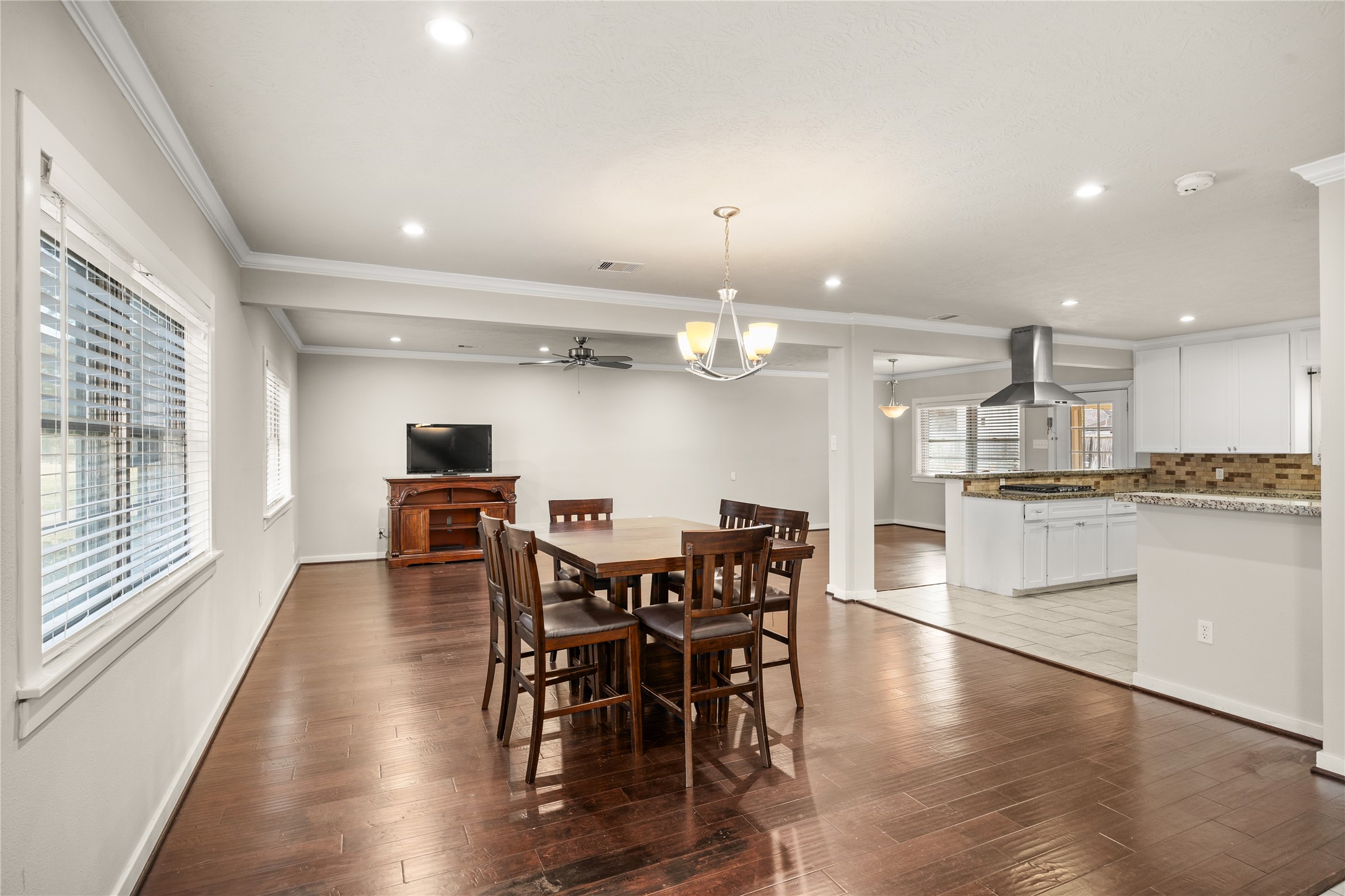 605 Foster Drive Property Photo 2