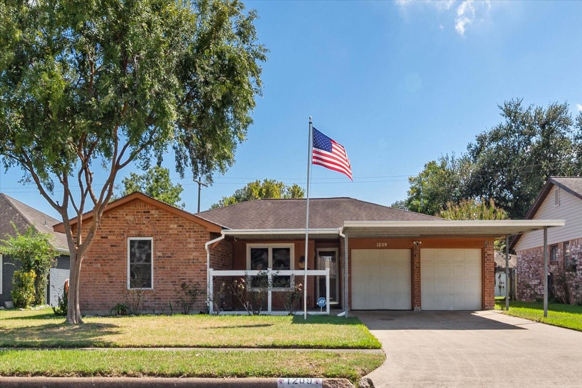1209 E Brown Lane Property Photo 1