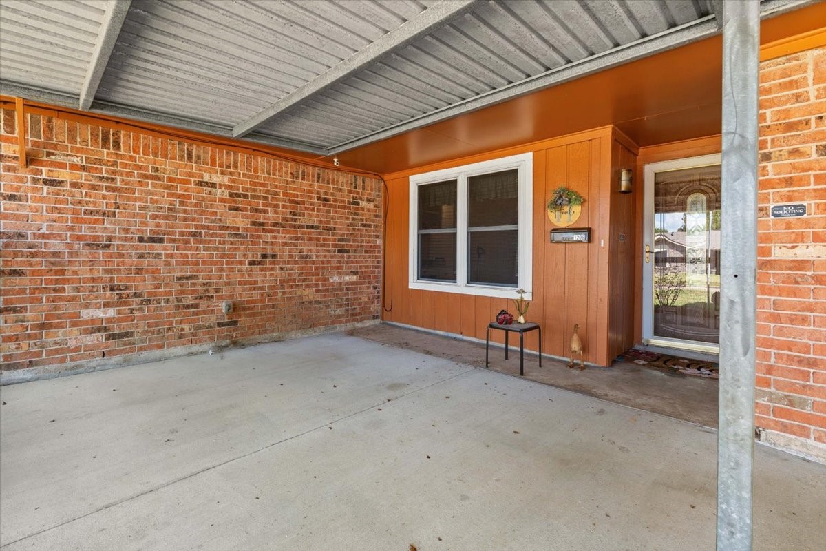 1209 E Brown Lane Property Photo 2