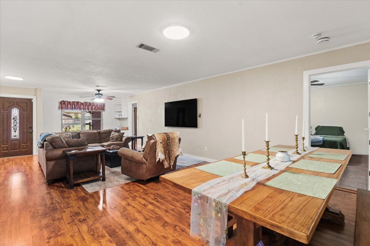 1209 E Brown Lane Property Photo 3