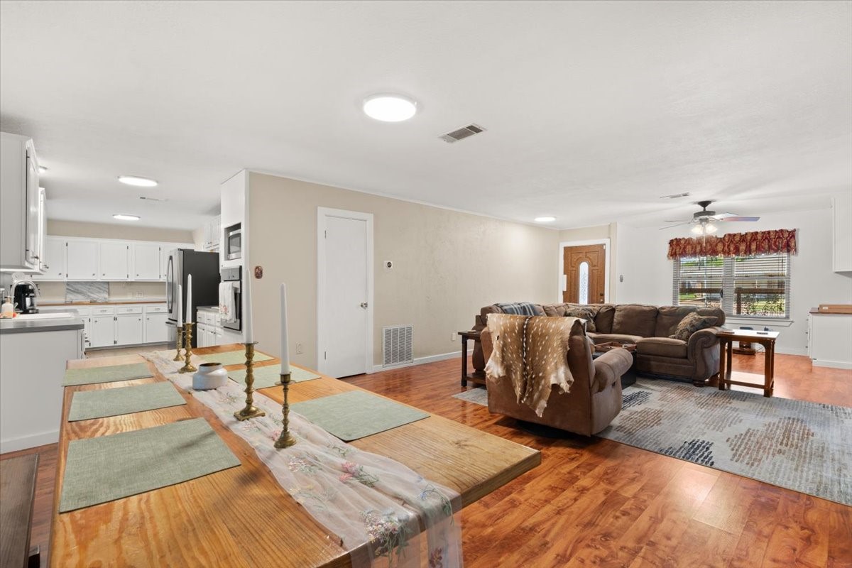 1209 E Brown Lane Property Photo 4