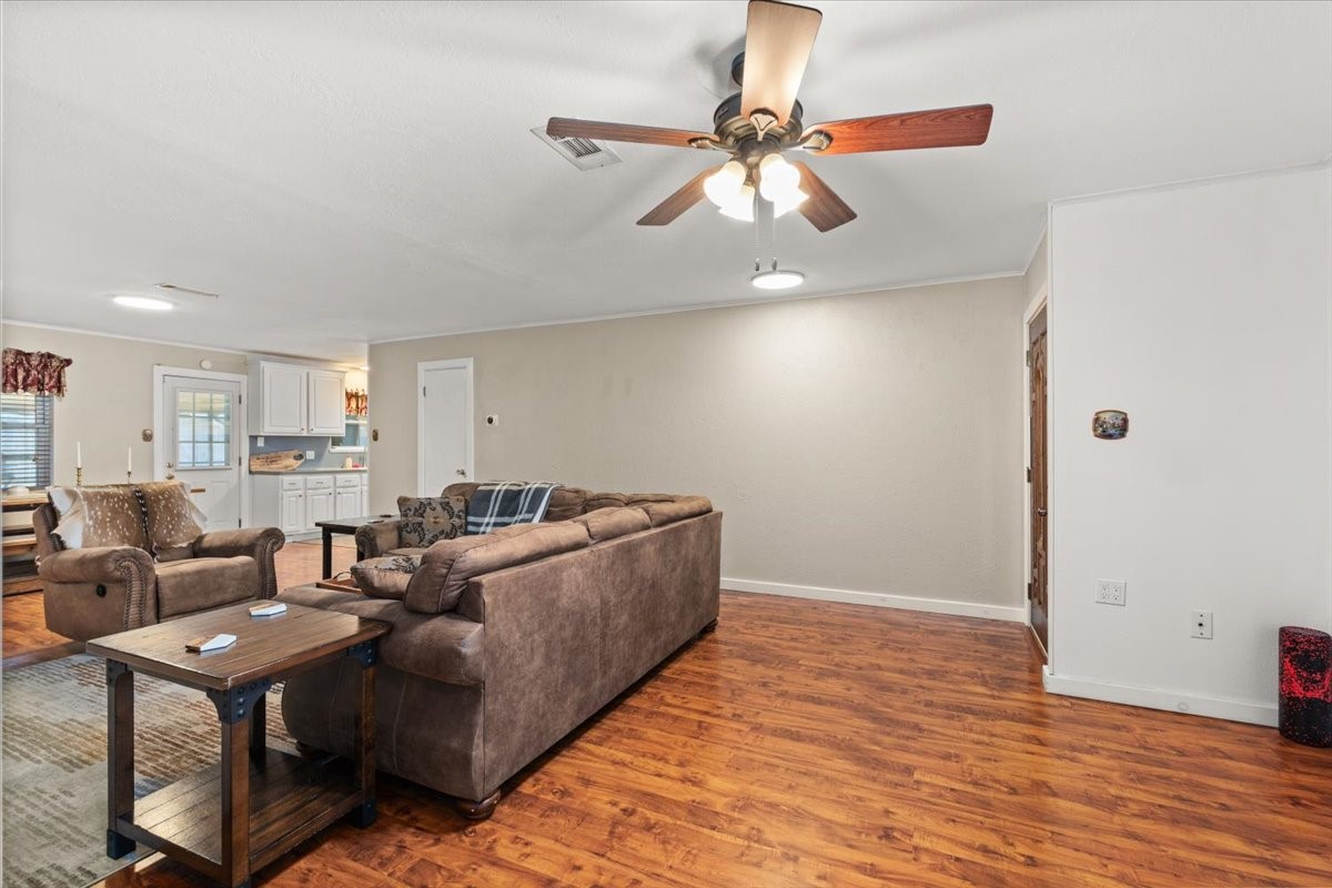 1209 E Brown Lane Property Photo 5
