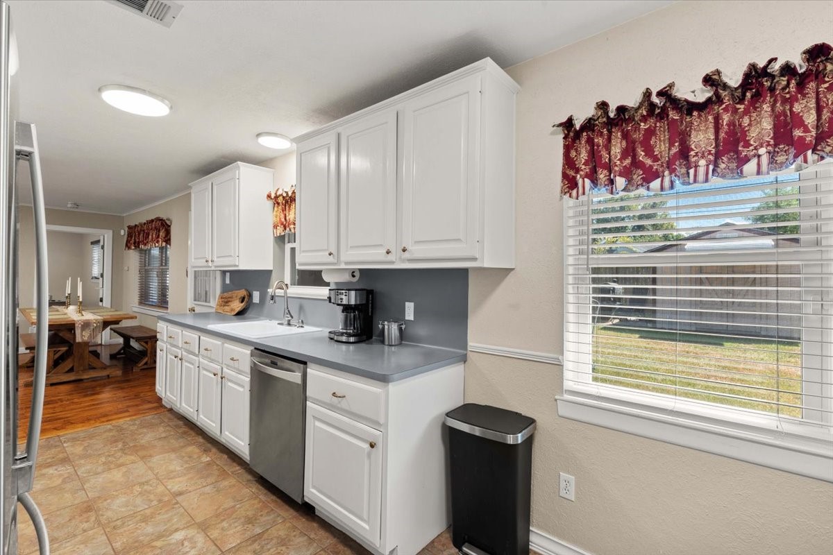 1209 E Brown Lane Property Photo 8