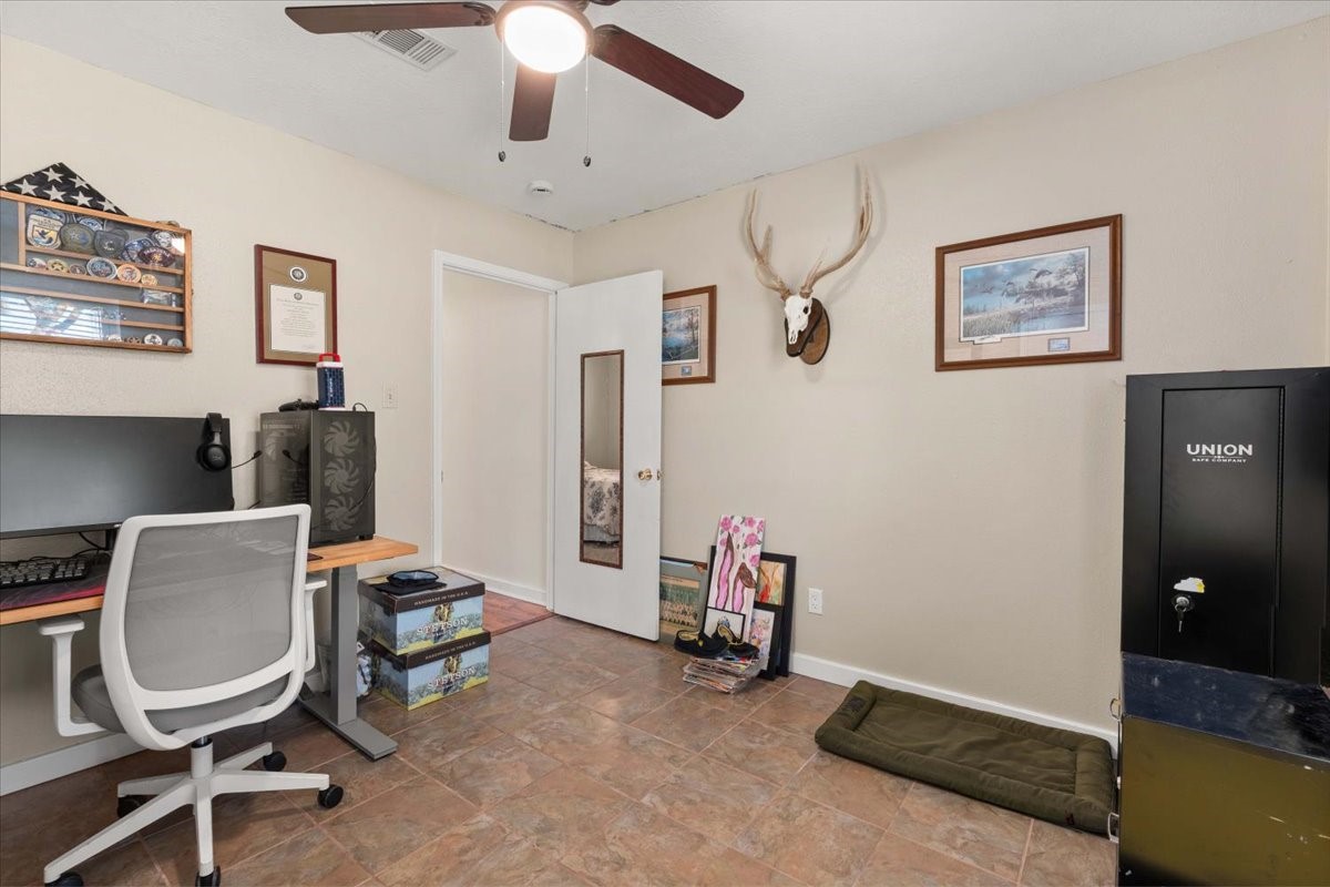1209 E Brown Lane Property Photo 17