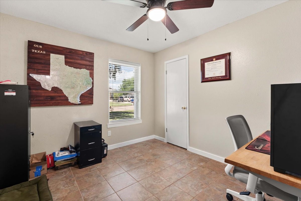 1209 E Brown Lane Property Photo 18