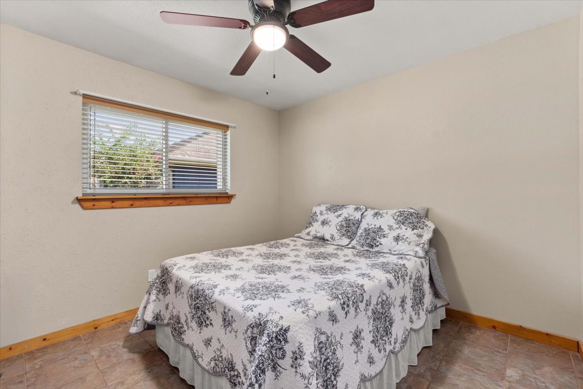 1209 E Brown Lane Property Photo 19