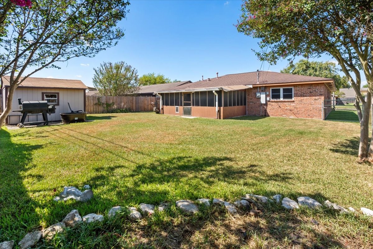 1209 E Brown Lane Property Photo 24