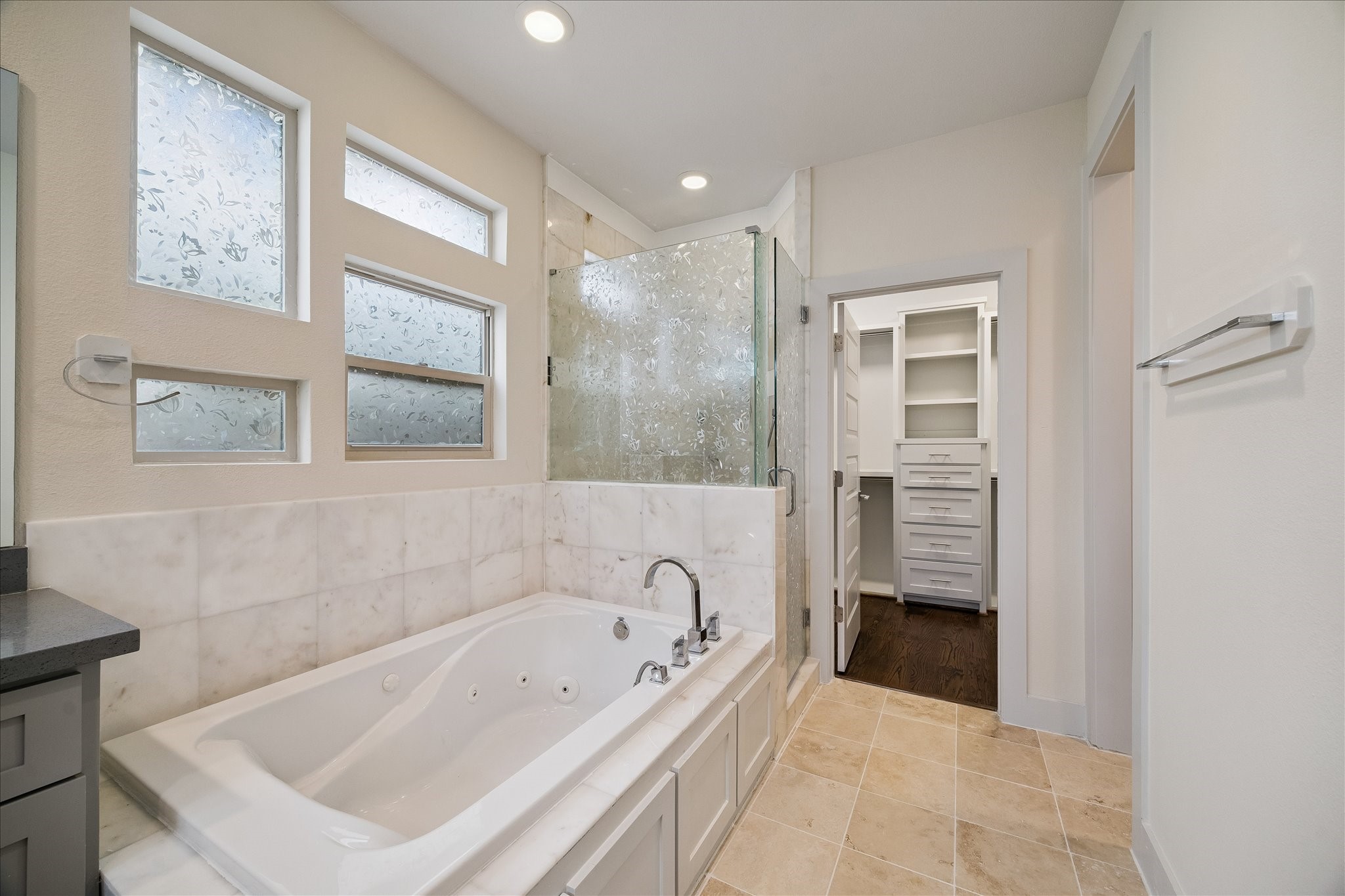 4833 Chenevert Street Property Photo 18
