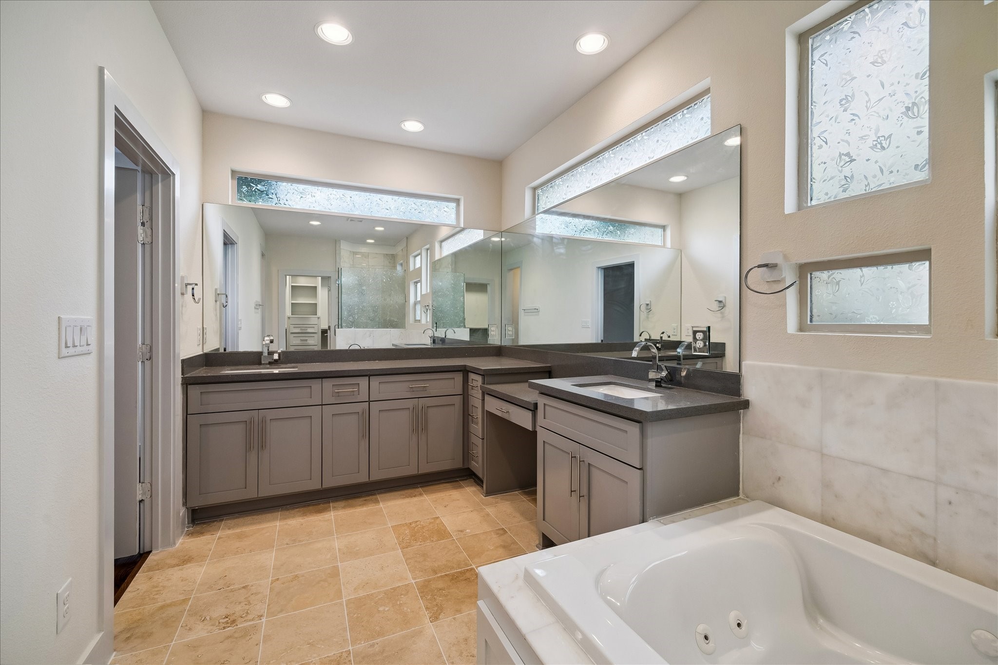 4833 Chenevert Street Property Photo 19