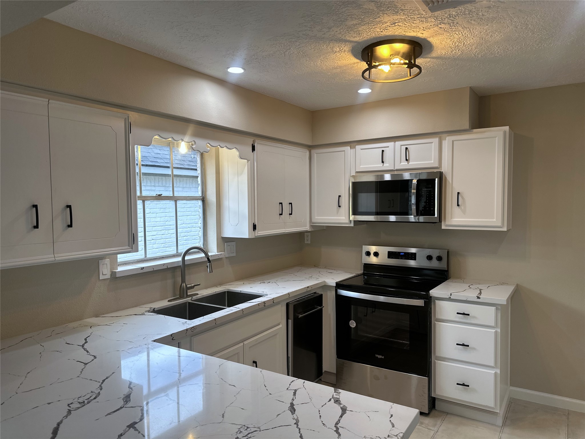 10902 Bob White Drive Property Photo 5