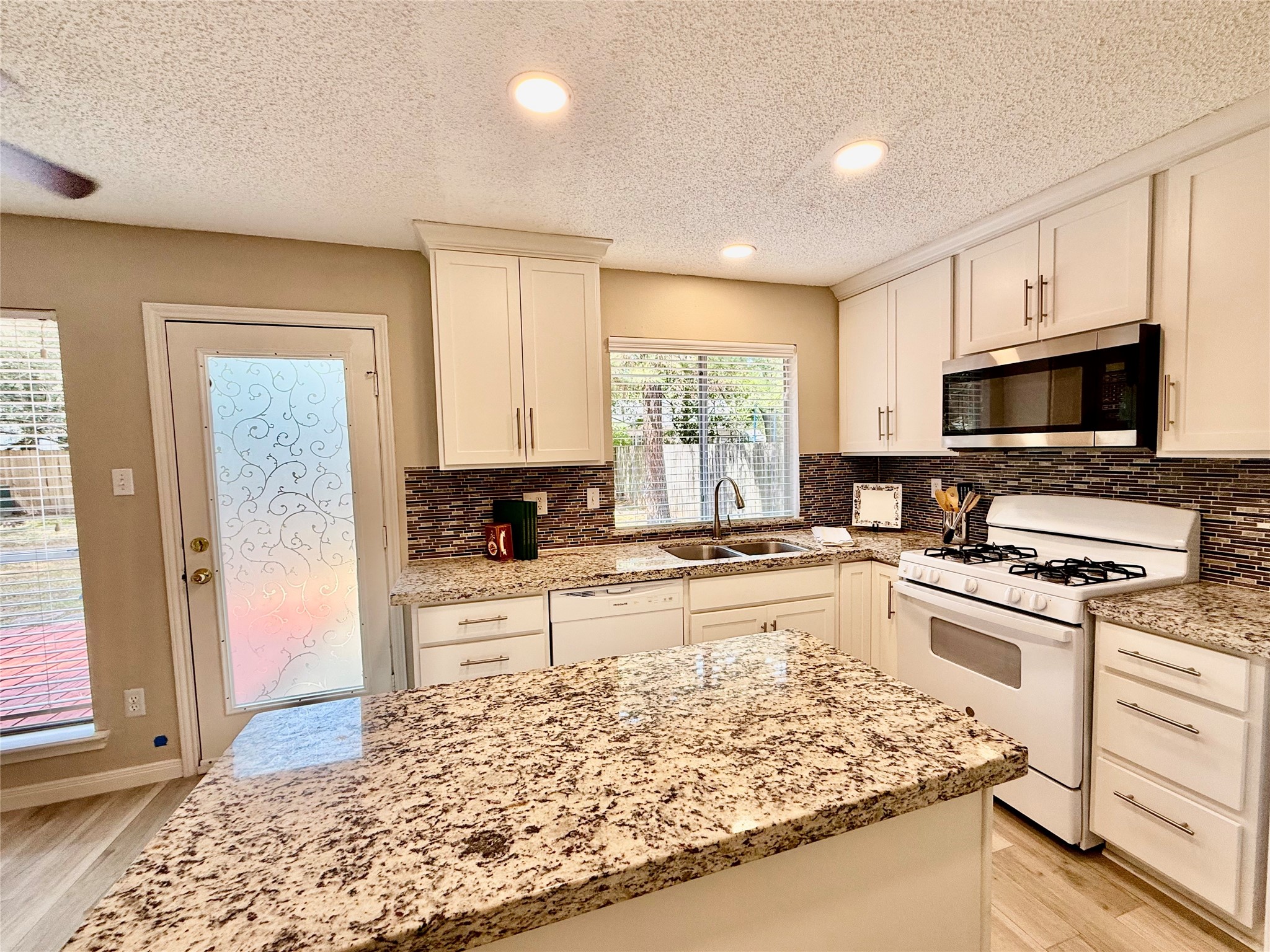 6 Leverwood Court Property Photo 5
