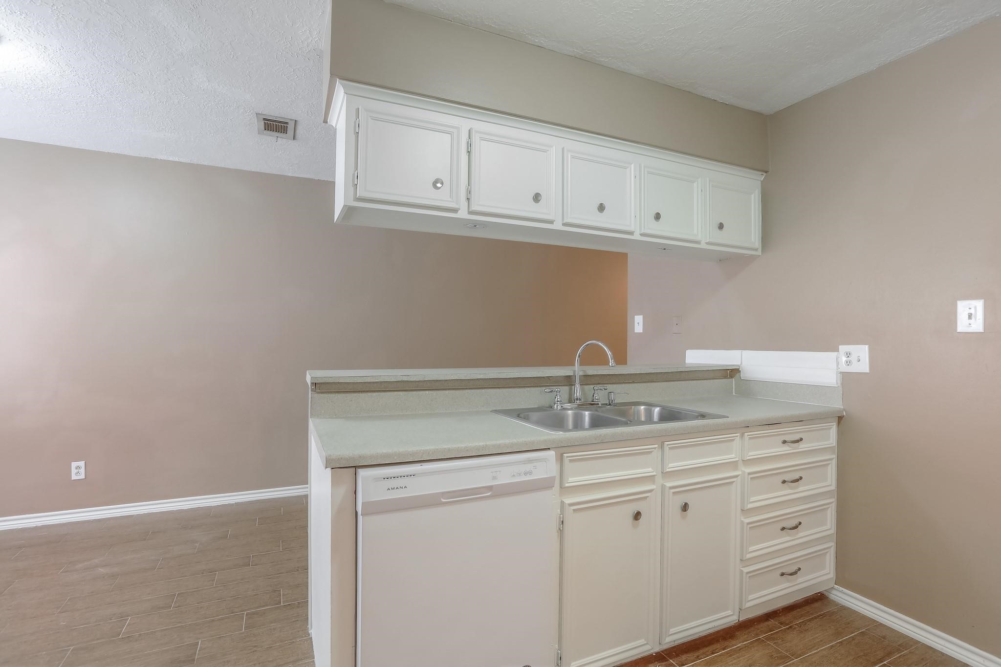 1013 Mccall Avenue Property Photo 6