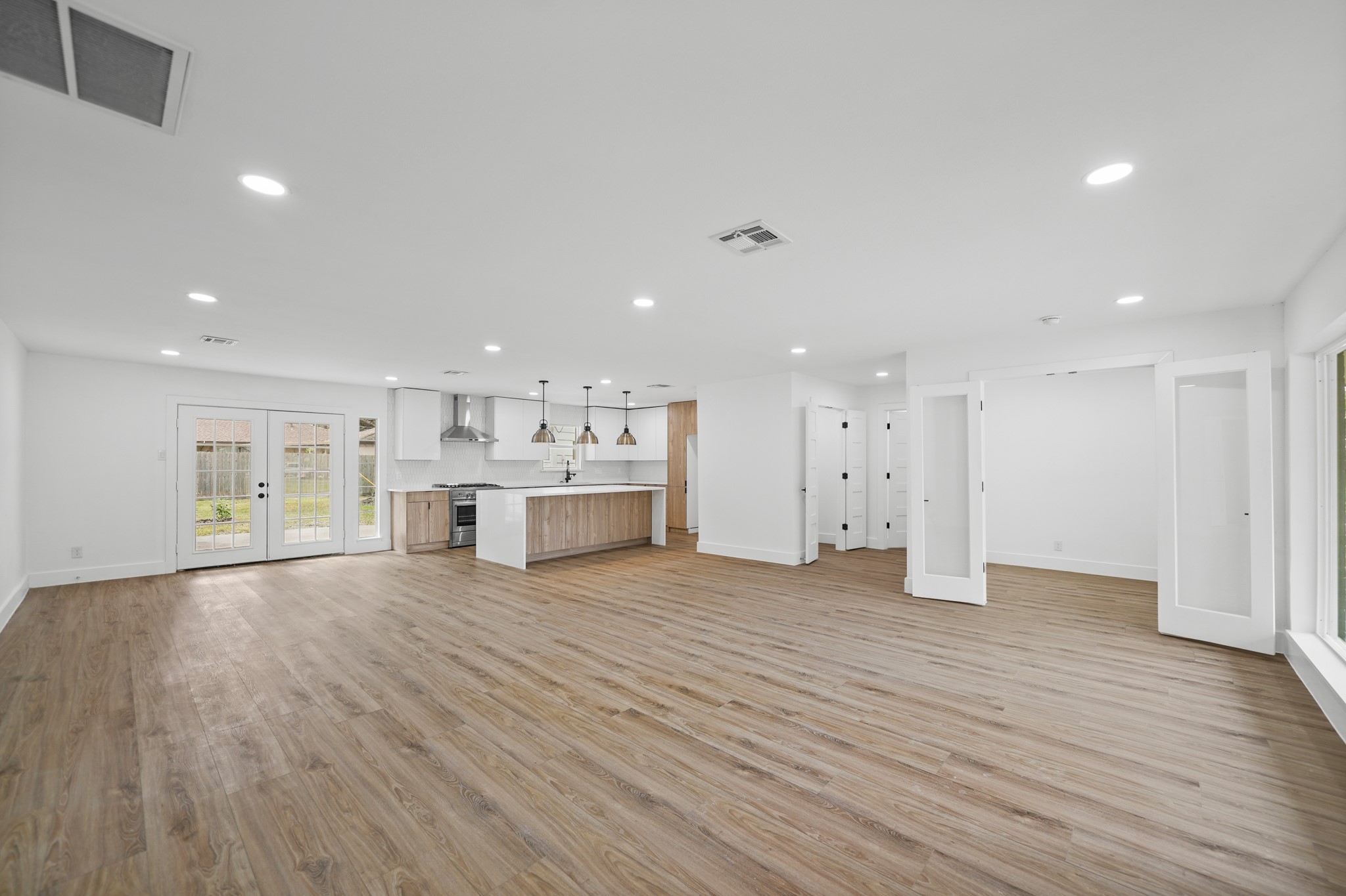 5447 Kingfisher Drive Property Photo 4