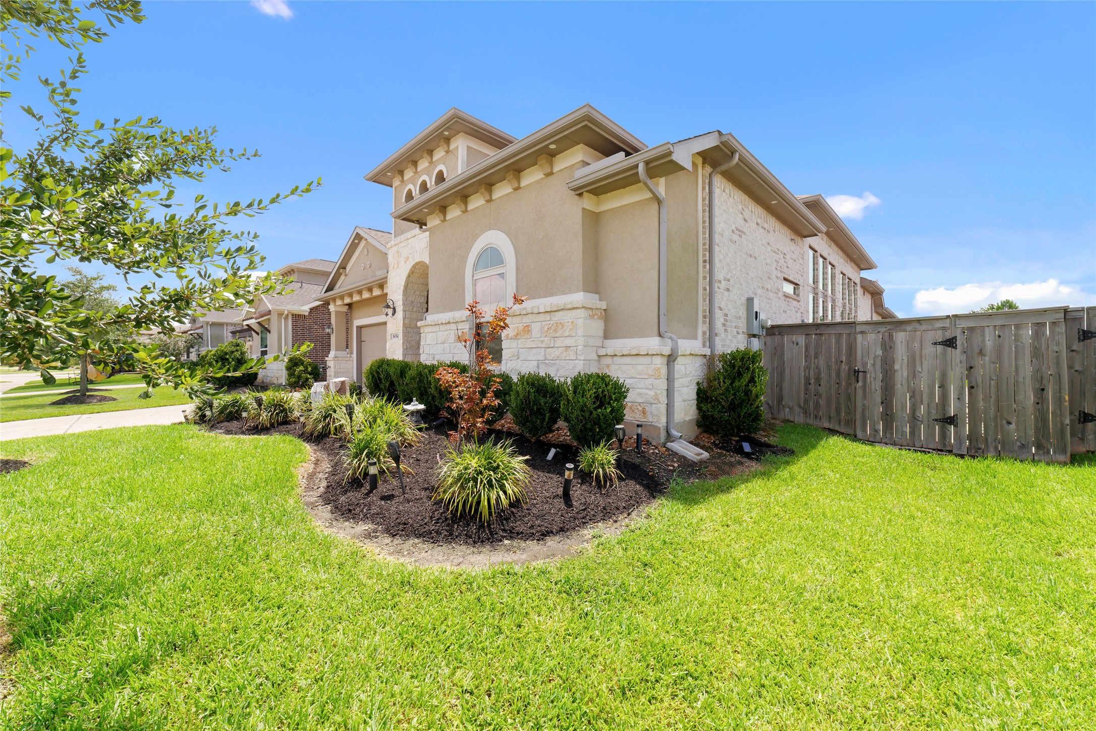 8014 Clearwater Glen Court Property Photo 3