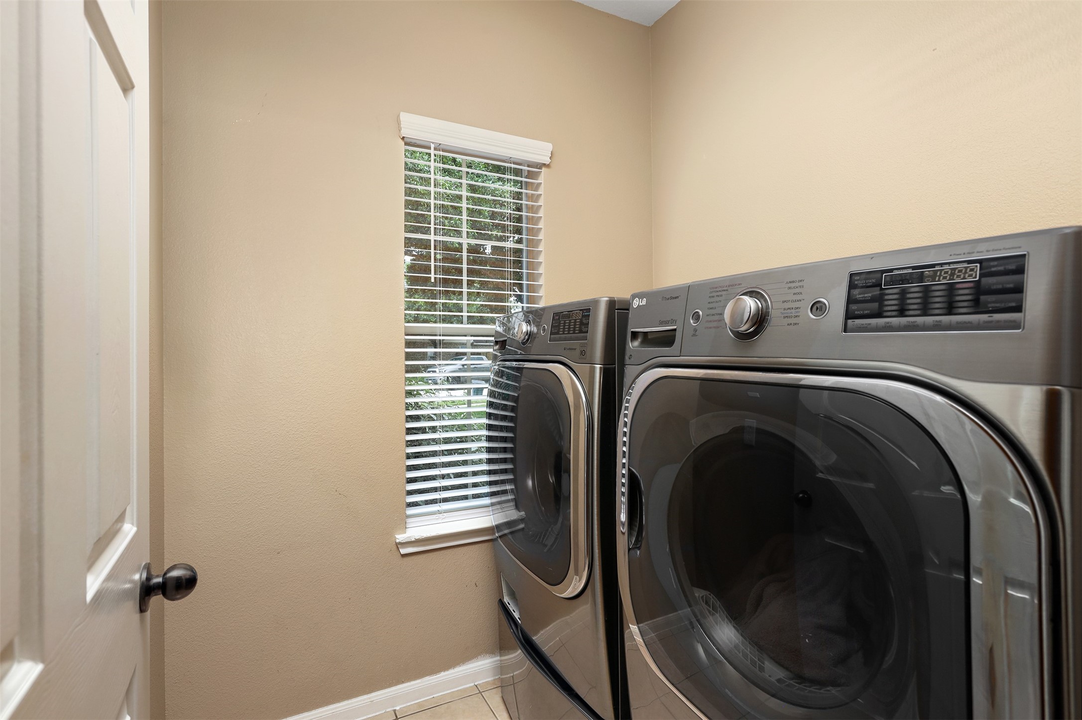 6082 Haysden Lane Property Photo 10