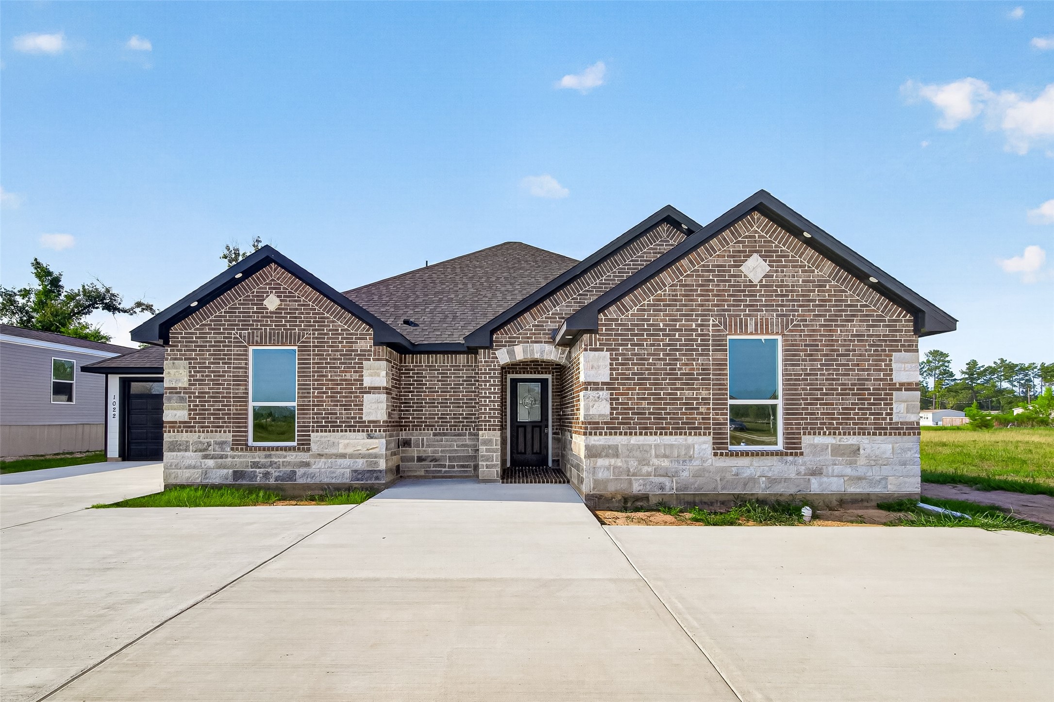 1022 Exotic Pine Drive Property Photo 2