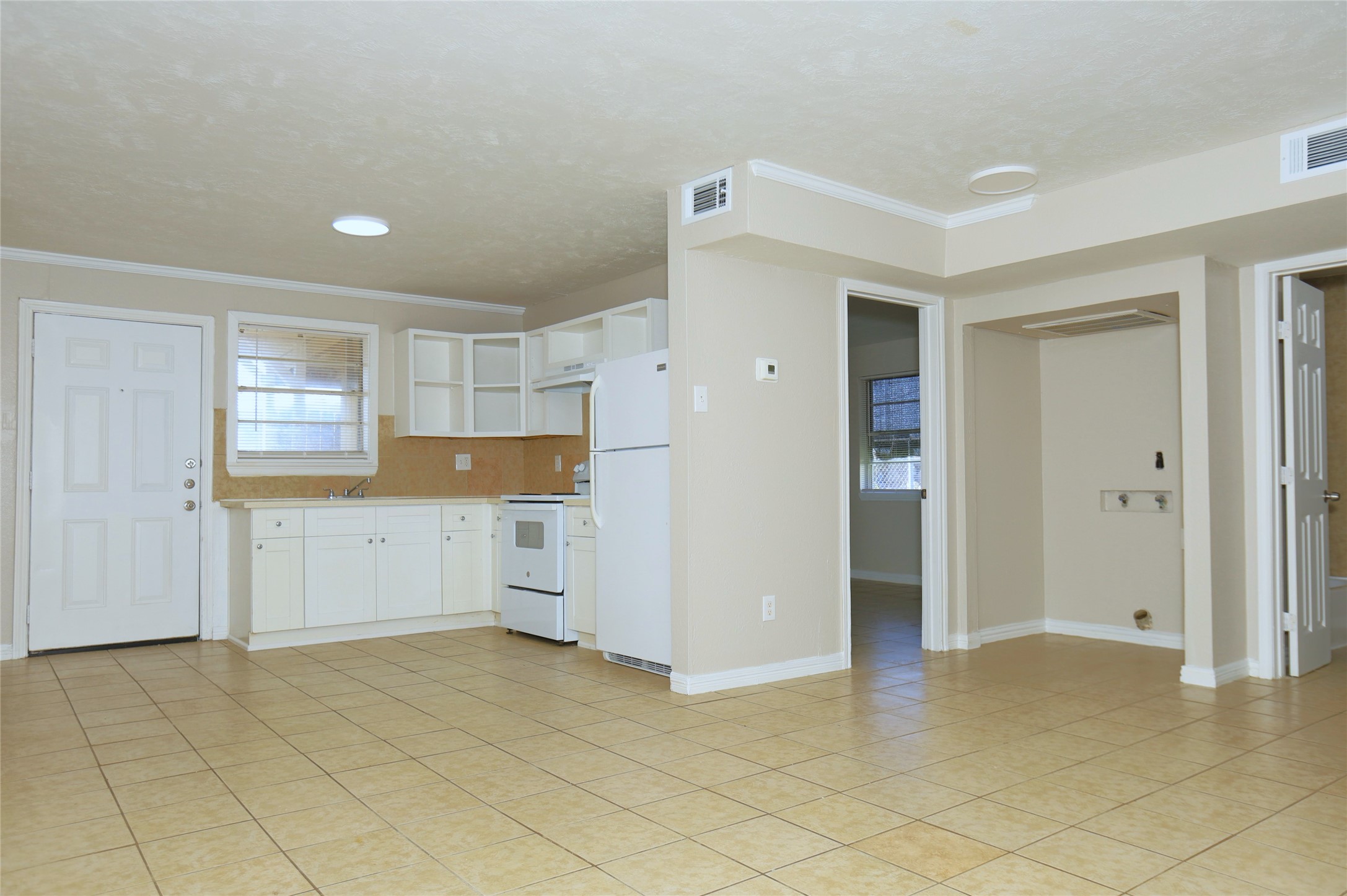123 W 6th St 1 Property Photo 3