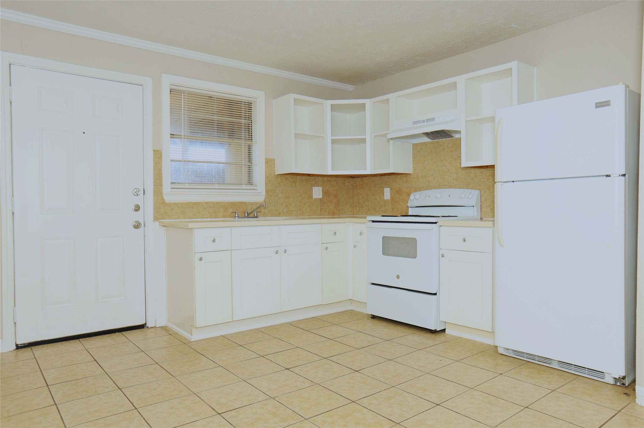 123 W 6th St 1 Property Photo 5