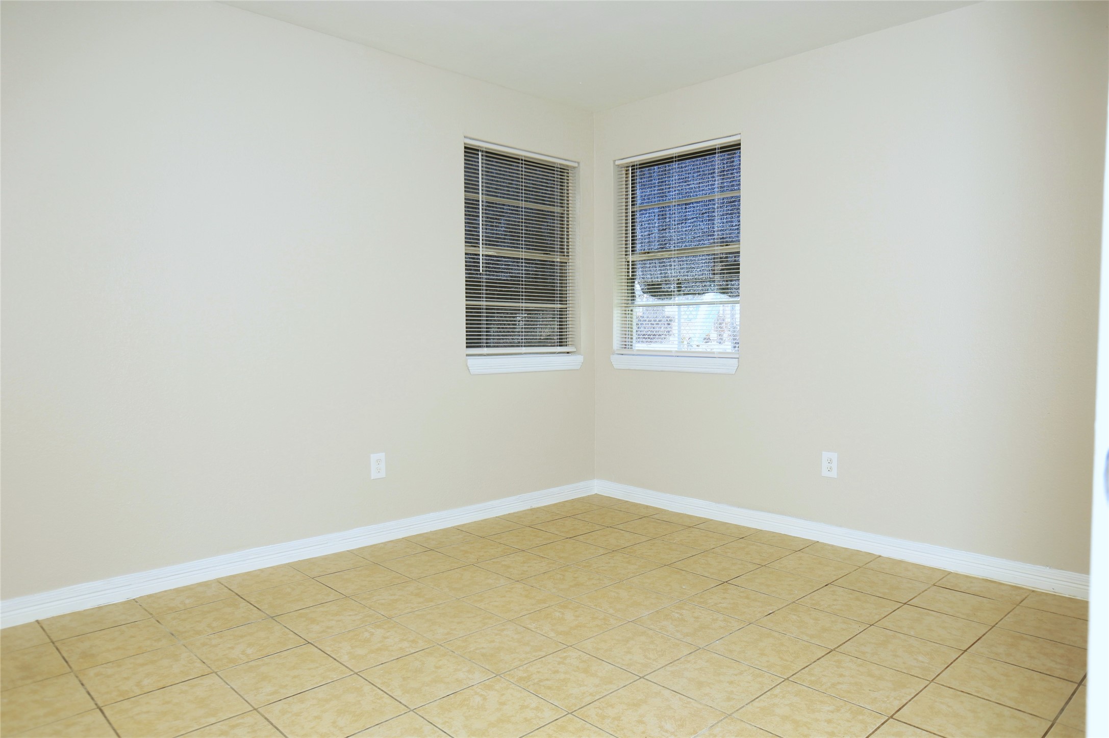 123 W 6th St 1 Property Photo 6