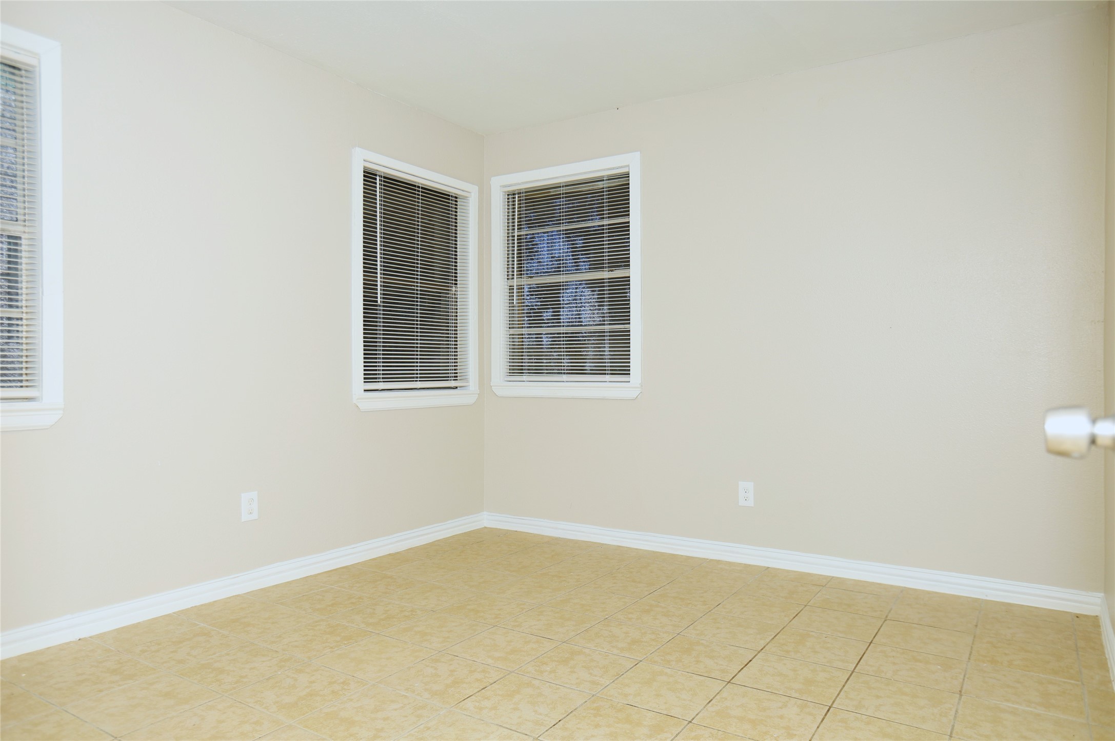 123 W 6th St 1 Property Photo 7