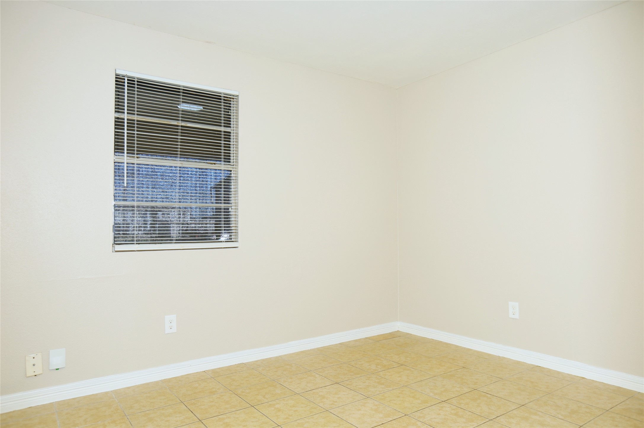 123 W 6th St 1 Property Photo 8