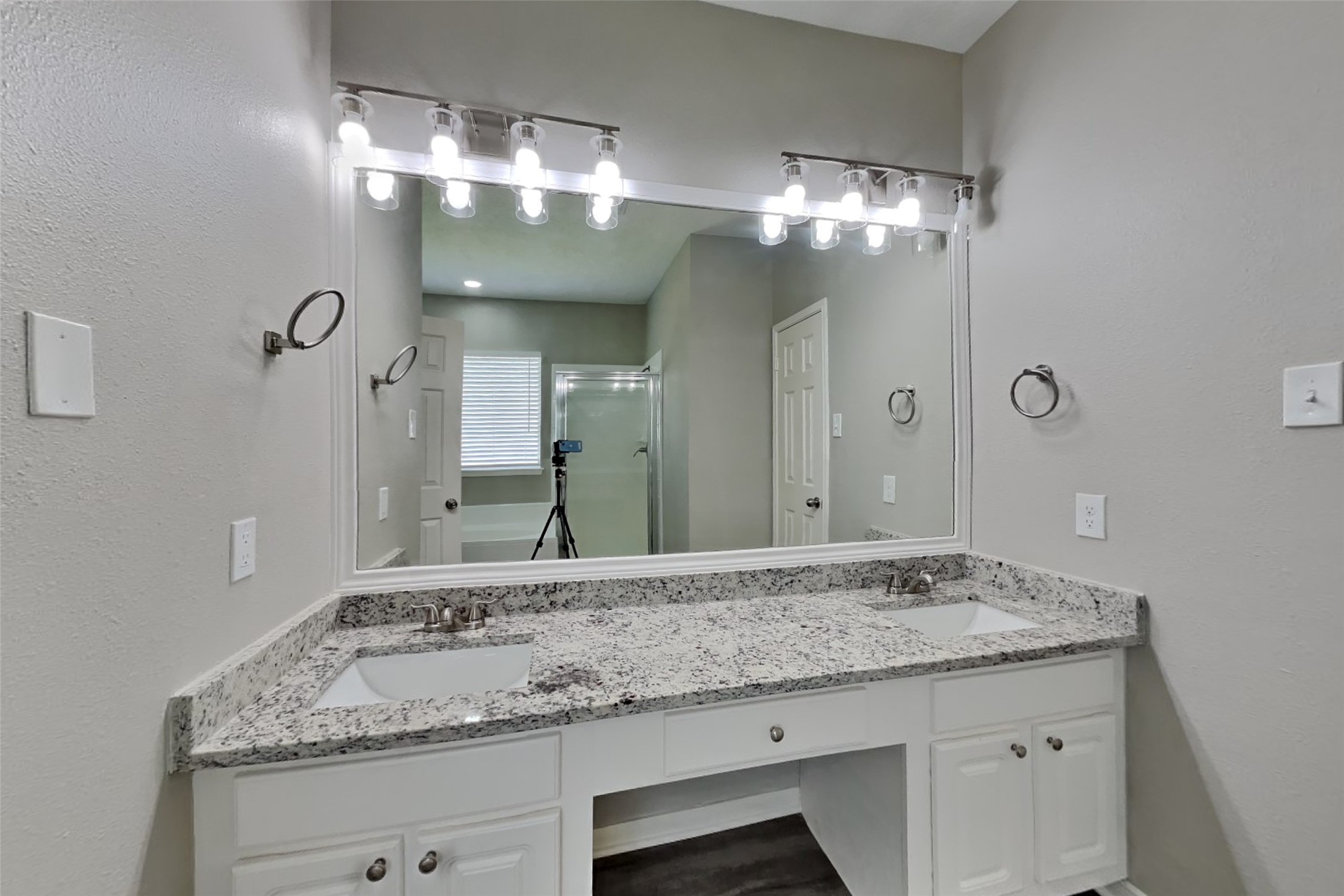 1906 Crescent Oak Drive Property Photo 9