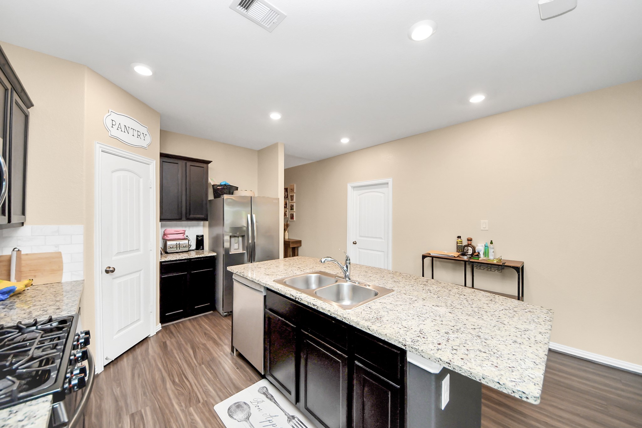 16105 Dockside Street Property Photo 8